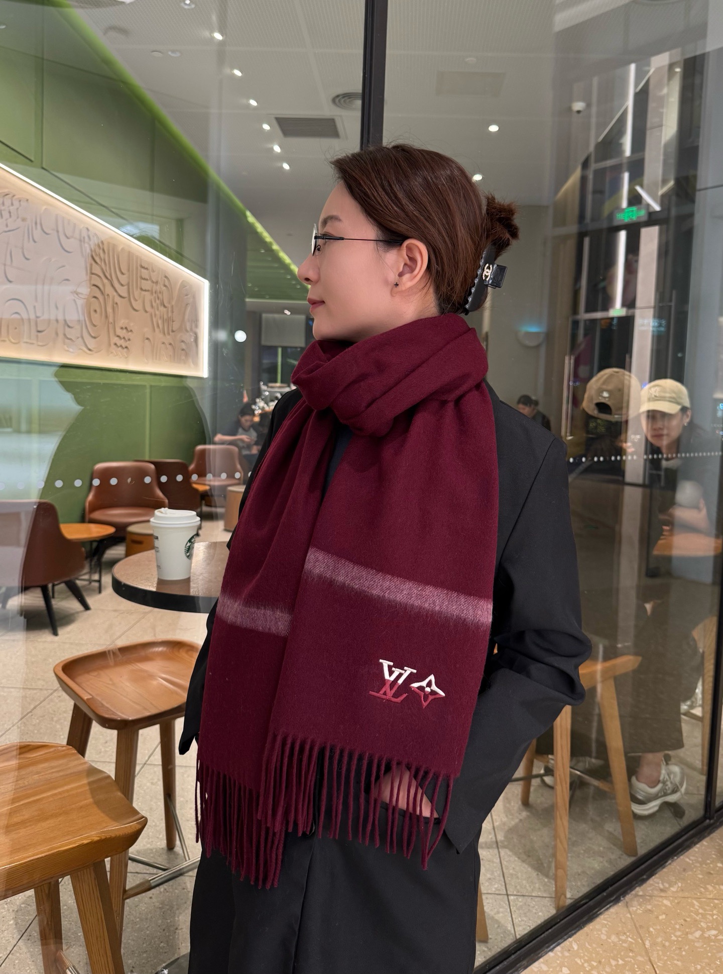 NO:619617,LV gradient LoGo cashmere scarf for couples!  Foreign trade company final order!  Thumbs up and keep it for yourself, a rare high-end product!  Family benefits!  A very genuine scarf ~ I love the fabric, it is very soft, delicate and comfortable, with slight water ripples!  The small logo is very delicate embellishment, simple and elegant, with texture and not ostentatious ~ The bulk goods were shipped and shipped a few months ago ~ There is a little left over in the last order to benefit everyone ~ Classic 35cm wide cashmere scarf!  Unisex style, specification: 35*180 (total length including tassels: 180cm), suitable for formal wear or casual wear. It can be folded in half and hung in a circle or wrapped in a circle. It is stylish for a gentleman and has a warm demeanor!  high version scarf,high version scarf,louis vuitton19860909LV渐变LoGo羊绒围巾情侣款！外贸公司尾单！怒赞自留,难得的高端货！家属福利！非常正的围巾~面料大爱,非常柔软细腻舒服,轻度水波纹！小小Logo非常精致的点缀,大气简约 有质感不张扬~大货几个月前已装船发走~尾单余一丢丢福利大家~经典35cm宽羊绒围巾！男女通用款式,规格35*180（含穗子总长180cm）,搭配正装或者搭配休闲装都很合适~对折挂围或者绕圈围都完全可以,绅士有型~有温度的风度！高版本围巾,高版本围巾,louis vuitton,scarf