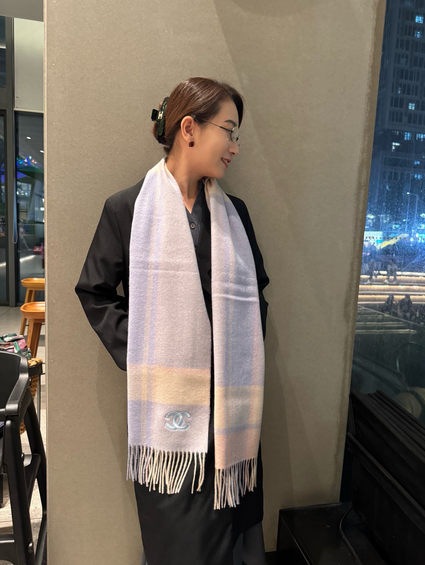 NO:619619,chanel. Chanel's double-sided scarf is so beautiful that it's so stylish and charming. It's a very elegant and fashionable autumn and winter item!  I really like it. It’s a very classic men’s design made of lambskin. It feels really great on the upper body and looks good on any waist!  !  This style is really worth buying with your eyes closed, and it can be easily worn by any age group!  !  !  30*200cm high version scarf, high version scarf, chanel, chanel19860909chanel.香奈儿双面围巾好看的要疯掉了,太有型太有魅力了非常斯文时尚的秋冬单品！真的很喜欢,非常Classical的男款设计羔绒,手感真的绝了上身效果真的随便怎么围都好看！！这种款式真的闭着眼买,任何年龄层都轻松驾驭！！！30*200cm高版本围巾,高版本围巾,chanel,chanel,scarf