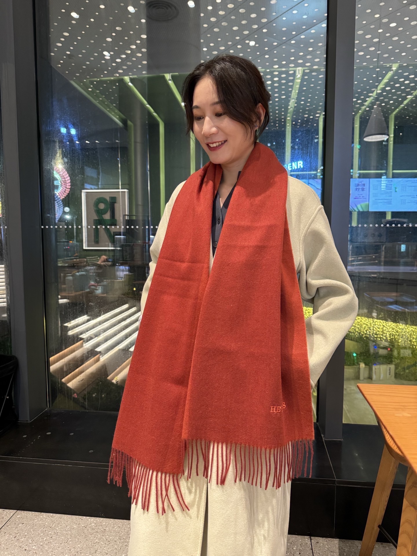 NO:619621,New!  Hermes 2025 ·  Hermès, the rare gentle color matching of big H, low-key yet elegant] One scarf with two styles, high-end, comfortable and fashionable temperament, full of big-brand style, Super Amway Big H, this soft scarf that touches the heart, extremely simple color with low-key H embroidery logo, the finishing touch without losing beauty, the pursuit of successful people, the color is absolute, a little unique fairy spirit, the absolute choice for couples, the color is elegant, not enchanting Specifications 30x  180cm high version scarf, high version scarf, hermes, hermes19860909上新！2025年Hermes · 爱马仕,大H难得一见的温柔配色,低调又不失优雅】一条围巾两种风格搭配,高级舒适时髦气质,大牌范十足,超级安利大H这款触动内心的柔美围巾,极其简单的颜色搭配低调的H刺绣logo,点睛之笔确又不失美感,成功人士的追求,色彩绝对,有点独有的仙气,绝对的情侣款不二之选,颜色淡雅,不妖娆规格30x 180cm高版本围巾,高版本围巾,hermes,hermes,scarf