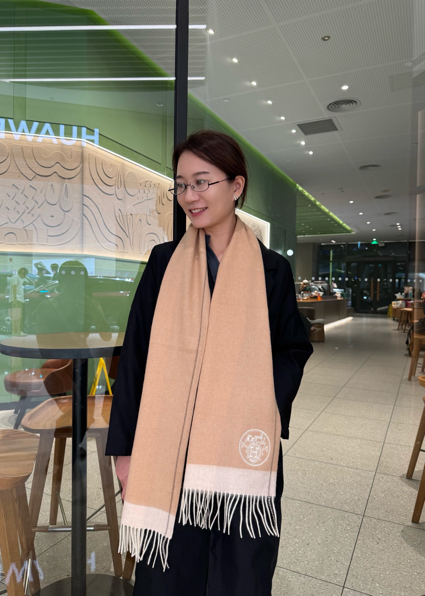 NO:619623,HERMES [Hermès] New cashmere scarf at Paris Fashion Show!  Made of Mongolian Plateau fine cashmere!  It feels full of fine fluff!  This price is absolutely 100% affordable!  Exquisite jacquard embroidery craftsmanship!  Great for giving as a gift or keeping for yourself!  Absolutely good stuff!  Size 180*32 high version scarf, high version scarf, hermes, hermes19860909HERMES【爱马仕】巴黎时装展新款羊绒围巾！采用蒙古高原细羊绒！手感满满地都是细腻的绒毛！这个价格绝对百分之百的实惠！精湛绝伦的提花刺绣工艺！送礼自留都不错！绝对好货！尺寸180*32高版本围巾,高版本围巾,hermes,hermes,scarf