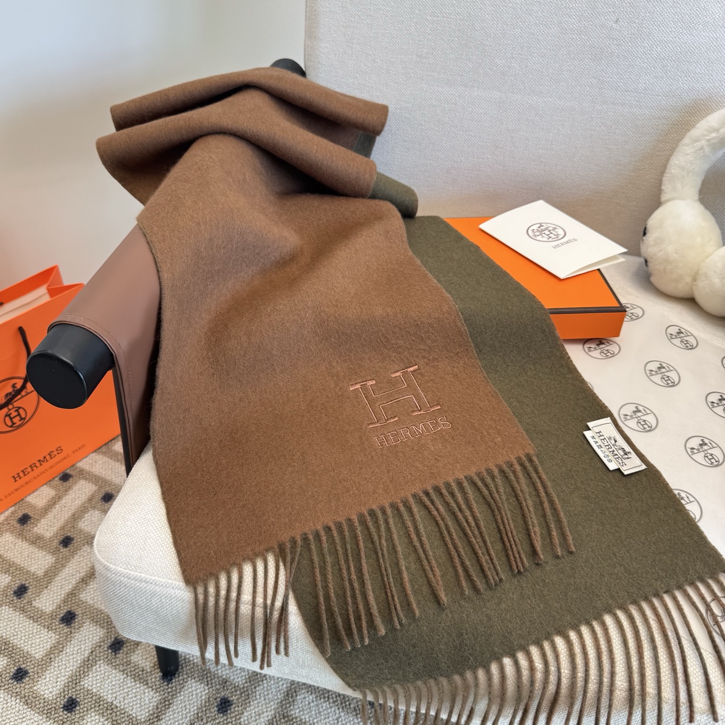 NO:619626,New!  Hermes · Hermes, the big H is a rare gentle color matching, low-key yet elegant, double-sided lamb velvet. One scarf with two styles, high-end, comfortable and fashionable temperament, full of big-name style. Super Amway Big H is a soft scarf that touches the heart. The extremely simple color is matched with the low-key H embroidered logo. The finishing touch is true without losing the beauty. The pursuit of successful people. The color is absolute, a bit unique and fairy-like. It is definitely the best choice for couples. The color is elegant. Specifications: 30x  180cm high version scarf, high version scarf, hermes, hermes19860909上新！Hermes · 爱马仕,大H难得一见的温柔配色,低调又不失优雅双面羊羔绒 一条围巾两种风格搭配,高级舒适时髦气质,大牌范十足,超级安利大H这款触动内心的柔美围巾,极其简单的颜色搭配低调的H刺绣logo,点睛之笔确又不失美感,成功人士的追求,色彩绝对,有点独有的仙气,绝对的情侣款不二之选,颜色高雅 规格30x 180cm高版本围巾,高版本围巾,hermes,hermes,scarf