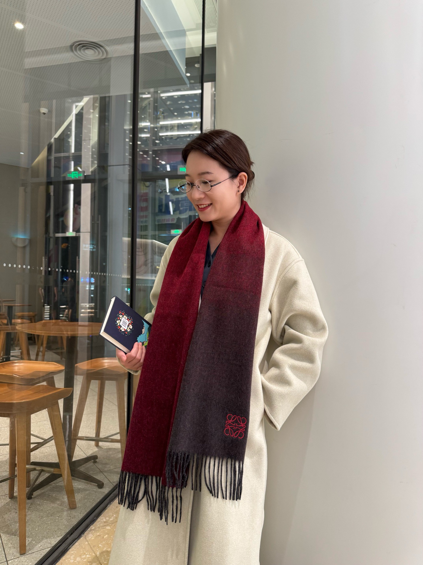 NO:619628,Loewe. Loewe [Trading company’s last order, the best gradient cashmere scarf and shawl] It’s too expensive to give away and keep for yourself. It’s a big deal. It’s a hot product. It’s the best hard goods from the channel. The last order for direct supply to Italy is very small. The customer-supplied cashmere has a soft and waxy feel, the fabric is more shiny, and the color is brighter. LP has always strictly selected the highest quality cashmere as the benchmark. Without comparison, there is no harm.  The world's top cashmere makes the scarf extremely luxurious and adds beauty and functionality. You must keep two of each color. No headaches when matching, and no regrets for ten thousand years. What is particularly recommended is that this model is a gradient color series, carefully selected popular colors, the color is bright and high-end, and all colors can be matched with each other in the whole family. 35*190cm, Albas cashmere high version scarf, high version scarf, loro  piana,loewe,loewe,shawls19860909Loewe.罗意威【贸易公司尾单,极品渐变色山羊绒围巾披肩】送人自留都太高大上了重磅上新,爆款爆款,渠道极品硬货～出口意大利直供专柜尾单到手数量极少,客供面料羊绒,手感软糯,面料更有光泽,也增加了色彩的鲜艳度LP一直以严格选用最高品质的羊绒为基准,没有对比就没有伤害,世界最顶级羊绒更是让围巾奢华到不行,更是增加了美感和功能性,每色必留两条,搭配不头疼,不留后悔一万年,特别值得推荐的是,此款是渐变色系,精挑细选的流行配色,色彩感鲜明又高级的感觉全家哪个颜色都可以互相搭配35*190cm,阿尔巴斯山羊绒高版本围巾,高版本围巾,loro piana,loewe,loewe,shawls,scarf