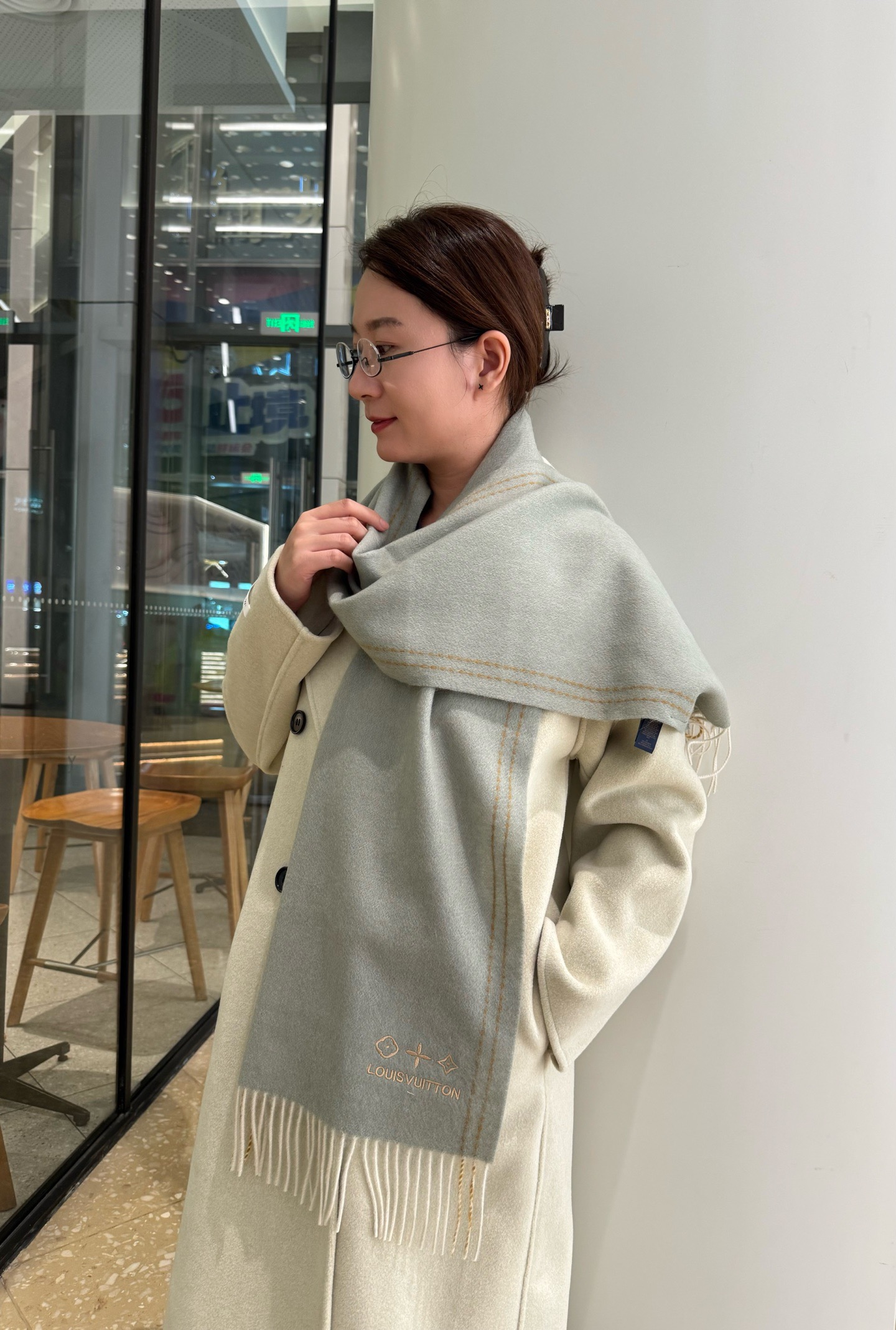 NO:619630,LV cashmere scarf highly recommended!  Top-quality lambswool material. A very elegant and fashionable autumn and winter item, high-end goods. The drape of cashmere is visible to the naked eye, very warm, soft and skin-friendly without tying the neck. Classic color matching design, one scarf, two styles for boys and girls, size 30*180cm is full of love. High version scarf, high version scarf, louis vuitton19860909LV羊绒围巾 重磅推荐！顶级羔羊绒材质.非常斯文时尚的秋冬单品,高端货,羊绒垂感肉眼可见非常保暖,柔软亲肤不扎脖.经典拼色设计,一条围巾两种风格男生女生通用,size30*180cm满满的爱高版本围巾,高版本围巾,louis vuitton,scarf