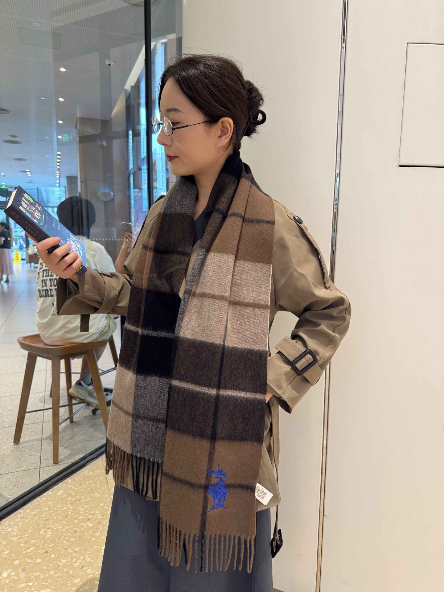 NO:619632,BURBERRY. Burberry cashmere scarf for couples. If you like the good-looking, high-quality ones, you can buy them. The soft and delicate feel is invincible. In short, both the fabric and the craftsmanship are very high-end at first glance!  You must know that this type of goods is only produced in small quantities, and this batch of orders is also monitored very strictly. The quantity that comes out is very small, some are fast, some are slow, no size 30*180cm cashmere high version scarf, high version scarf, burberry, burberry19860909BURBERRY.巴宝莉羊绒围巾 情侣款 喜欢有颜值,高质量的亲可入手,手感柔软细腻炒鸡无敌,总之无论是面料还是工艺都是那种一看就很高级的感觉！要知道这类货也只有少量生产,这批订单也是监控超级严格流出来的数量极少手快有手慢无size30*180cm羊绒高版本围巾,高版本围巾,burberry,burberry,scarf