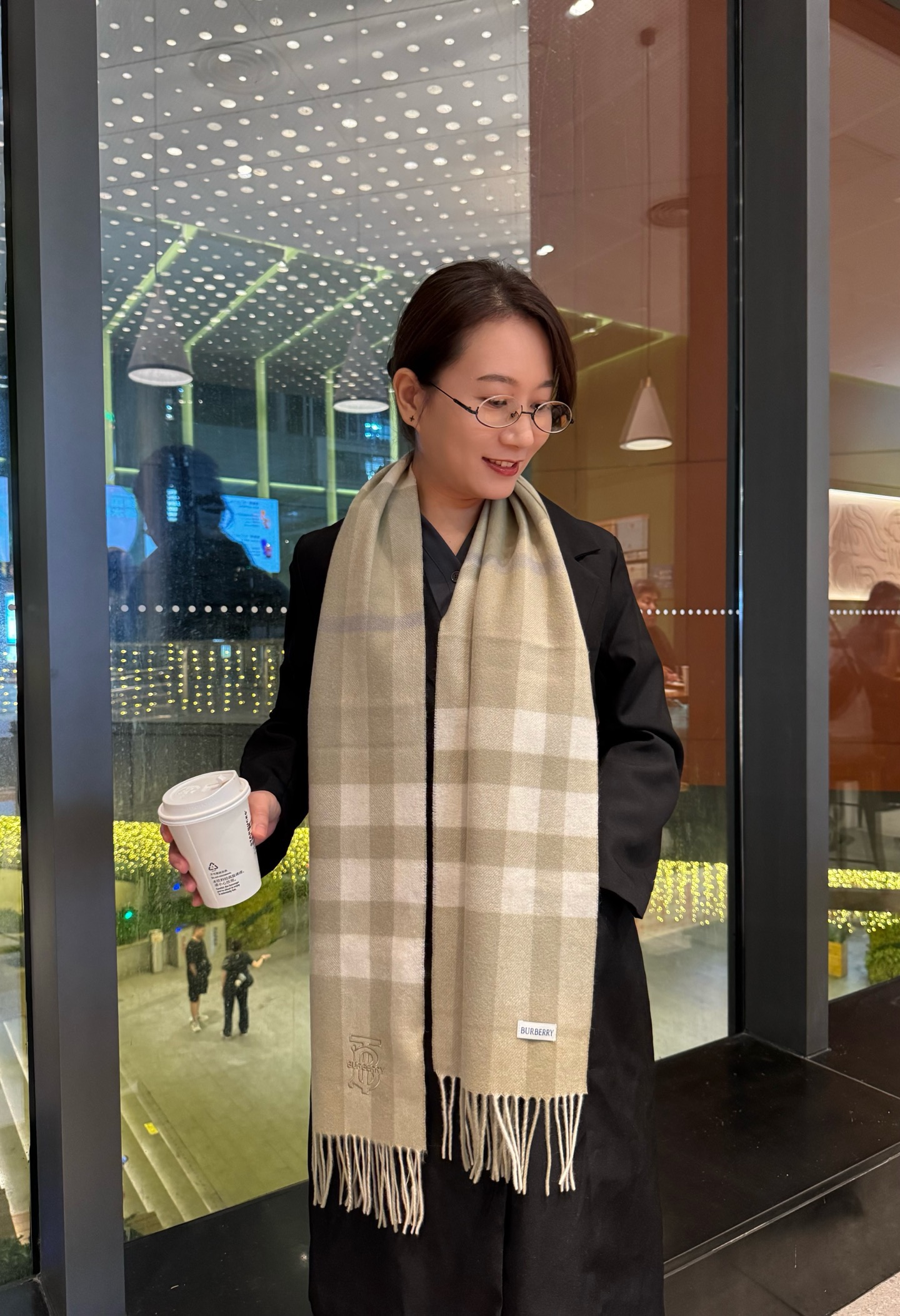 NO:619636,The exquisite embroidery of Burberry's export order tail goods makes the scarf look more high-end and elegant. The design of high-end scarves has always been simple but super nice. It is very practical and versatile for daily use. The texture is really appreciated for the raw materials provided by customers. It is soft and waxy, and the drape is also very good. In short, I really like this expert-level fashion sense. Fashionable people with attitude will definitely like it. Young, fashionable, confident, and attitude. Very beautiful!  This kind of design is more advanced, more grand, and more worthy of recommendation. Size: 30x180 cm high version scarf, high version scarf, burberry, burberry19860909Burberry ·巴宝莉出口订单尾货精致的刺绣让围巾显得更加高级优雅,高端围巾设计向来都很简约但就是超nice,日常非常实用百搭手感真的非常赞客供原料,软糯,垂感也非常好,总之非常非常喜欢这种高手级别的时髦感,有态度的时髦人一定会喜欢.年轻,时髦,自信,有态度.很美！这样的设计更高级,更大气,更加经得起推荐 尺寸:30x180 cm高版本围巾,高版本围巾,burberry,burberry,scarf