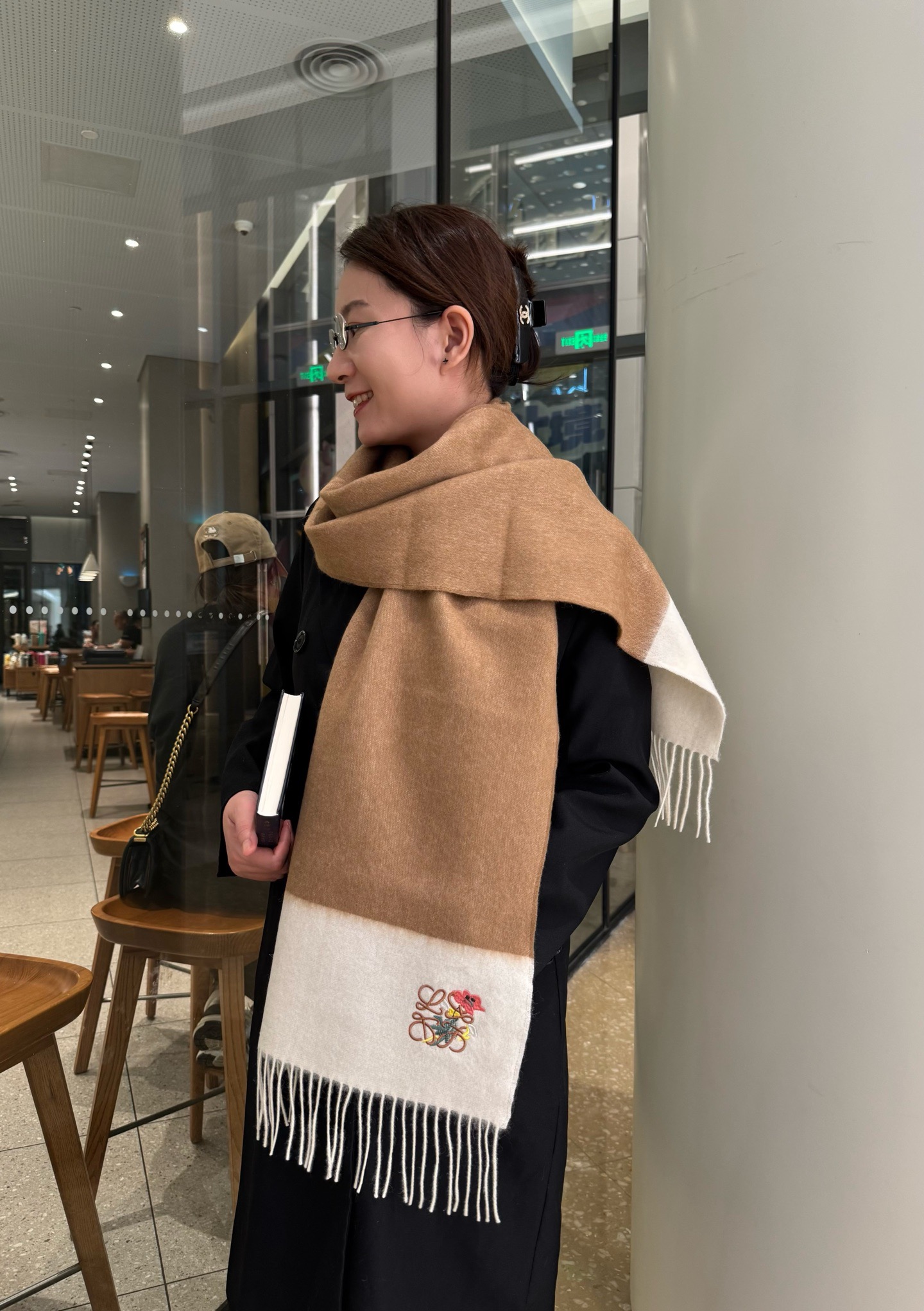 NO:619638,Loewe. Loewe. If you like good-looking and high-quality products, you can buy them. Loewe's soft scarf touches the depths of your heart and is matched with eye-catching embroidery of flowers and birds. It is a touch of beauty without losing the beauty!  Items for celebrities are full of elegance no matter how they are paired with each other. The top-quality cashmere rippled scarf feels soft, delicate and incomparable. In short, both the fabric and the craftsmanship feel very high-end at first sight!  You must know that this type of goods is only produced in small quantities, and this batch of orders is also monitored very strictly. The quantity that comes out is very small, some are fast, some are slow, no size 30*180cm cashmere high version scarf, high version scarf, loewe, loewe19860909Loewe.罗意威 .喜欢有颜值,高质量的亲可入手,Loewe这款触动内心深处柔美围巾精致花鸟刺绣搭配抢眼,点晴之笔确又不失美感！名媛单品,无论怎么搭配都是满满的气质感,极品山羊绒水波纹小围巾手感柔软细腻炒鸡无敌,总之无论是面料还是工艺都是那种一看就很高级的感觉！要知道这类货也只有少量生产,这批订单也是监控超级严格流出来的数量极少手快有手慢无size30*180cm羊绒高版本围巾,高版本围巾,loewe,loewe,scarf