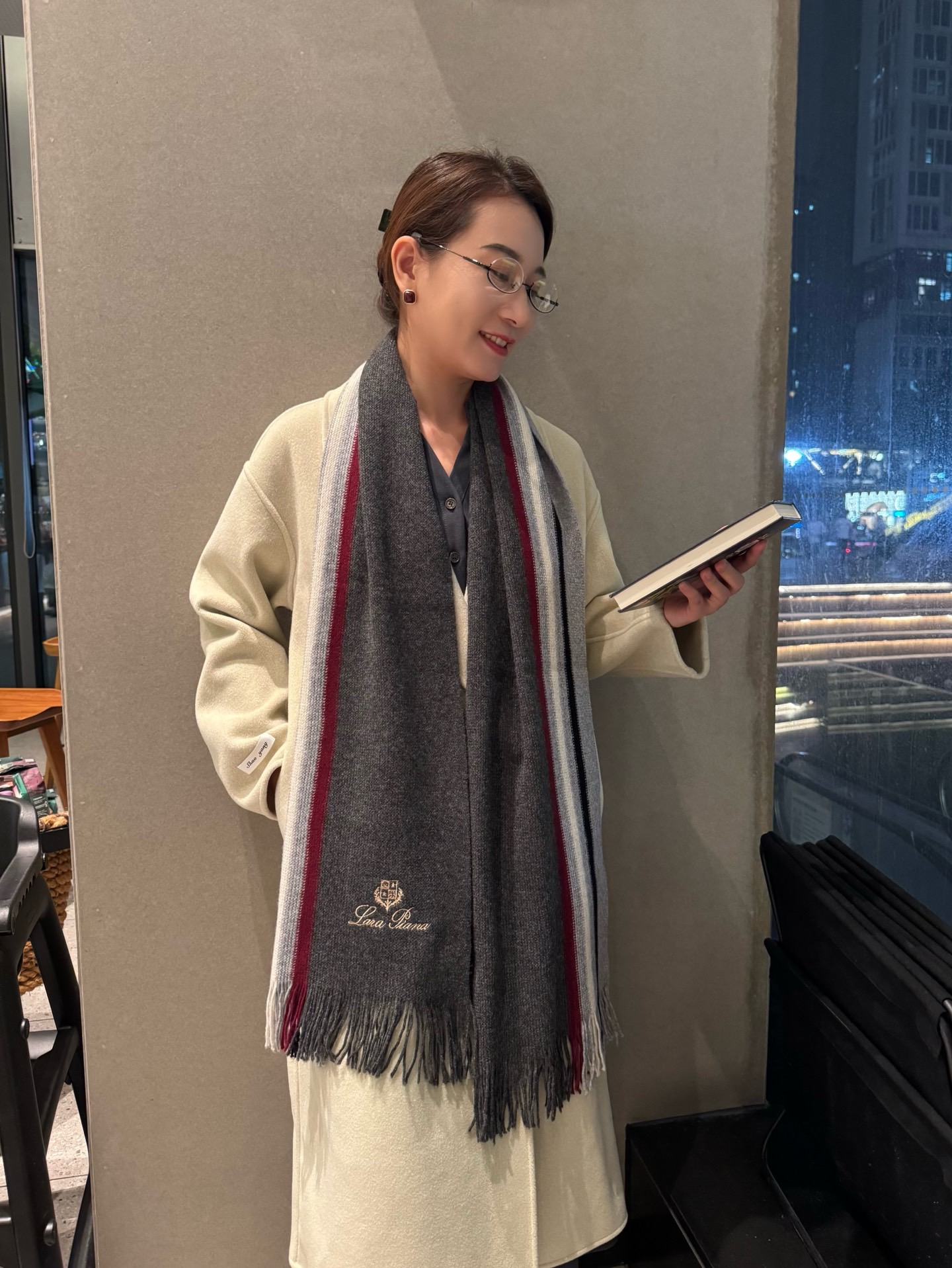 NO:642394,Loro Piana · Loro Piana official website is on sale simultaneously, high-end cashmere knitted scarf!  The trading company exports the last order and supplies top-quality cashmere yarn to customers!  This weaving method is more difficult and requires a lot of yarn. The craftsmanship is very difficult!  !  It can be formal or casual, a very classic men's design. This men's scarf is definitely a timeless aesthetic item!  A unisex couple's style, this cashmere scarf will look good no matter how you wear it. The shape is really unique!  !  It’s so practical and versatile, there’s actually no superfluous design, and it looks good no matter how you wear it!  It has a drapey feel, is warm and very slimming!  It is suitable for formal wear or casual wear. It can be folded in half and hung or wrapped in a circle. It has a warm style. Size: 28180 high version scarf, high version scarf, loro piana19860909Loro Piana · 诺悠翩雅官网同步发售,高端羊绒针织围巾！贸易公司出口尾单,客供顶级羊绒纱线！这款织法比较难,又很费纱线,工艺难度非常大！！可正式,可随意,非常Classical的男款设计.这样的男款围巾,绝对是一条审美不过时的单品！男女通用情侣款 ,随便围都会好看的羊绒围巾,版型真是一绝！！太实用百搭了,其实没有多余的设计,怎么围都好看！有垂坠感,温暖且非常显瘦！搭配正装或者搭配休闲装都很合适~对折挂围或者绕圈围都完全可以,有温度的风度Size:28180高版本围巾,高版本围巾,loro piana,scarf