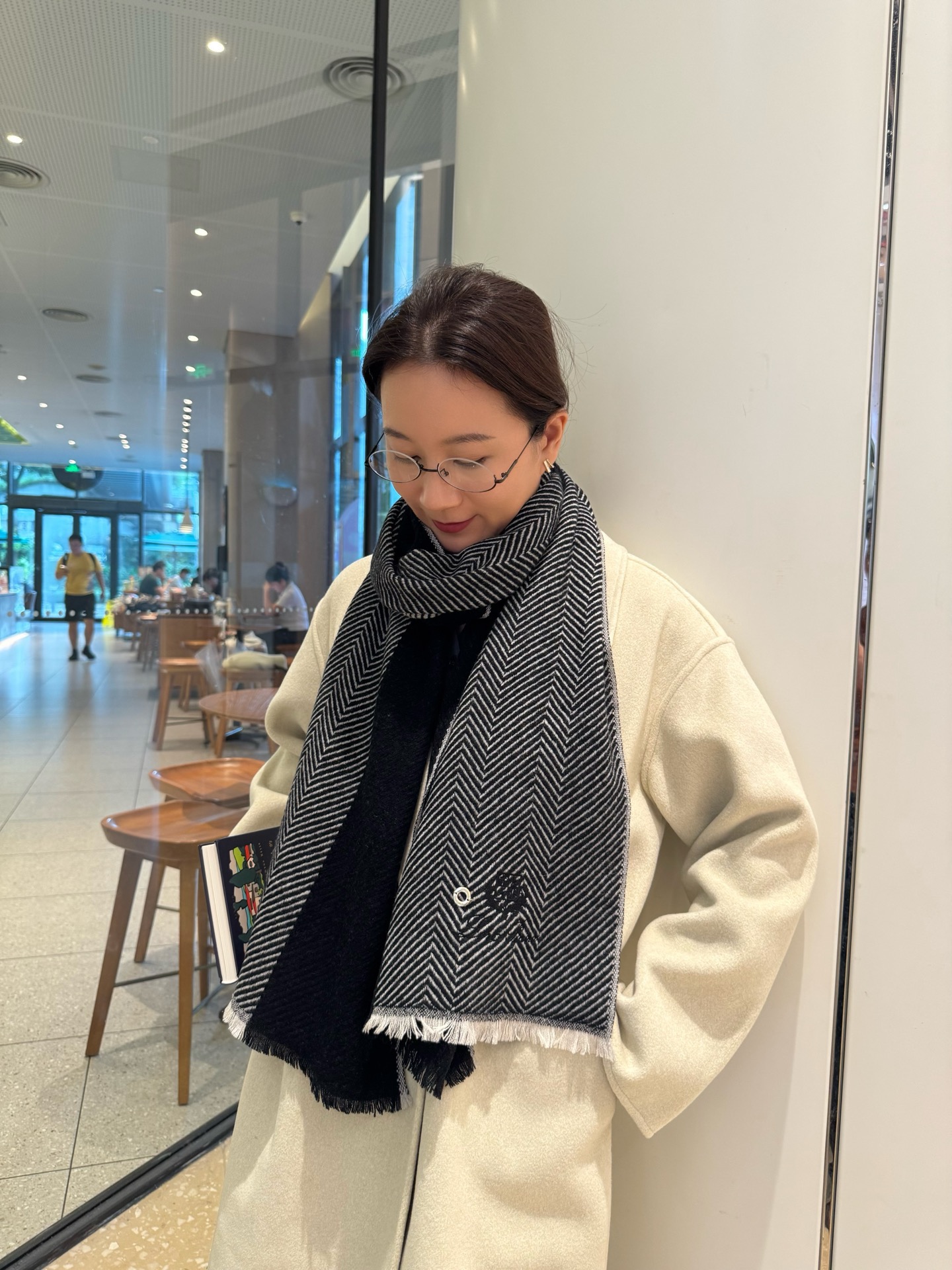 NO:642379,Loro Piana ·  Nuoyou Panya. Cashmere scarf is a new release, a hot model, the best hard goods in the channel ~ The last order for export to Italian direct supply counters is very small, the customer-supplied cashmere has a soft and waxy feel, and has been treated with 'trembling' to increase the brightness of the color. It has always been based on the strict selection of the highest quality cashmere. Without comparison, there is no harm. The world's top cashmere makes the scarf extremely luxurious.  OK, it increases the beauty and functionality. You must keep two of each color. No headaches when matching, no regrets for ten thousand years. What is particularly recommended is that this style is a twill color, carefully selected popular colors, the color is bright and high-end, and the whole family can match any color. 45*200cm, Albas cashmere high version scarf, high version scarf, loro  piana19860909Loro Piana · 诺悠翩雅.羊绒围巾送给重磅上新,爆款爆款,渠道极品硬货～出口意大利直供专柜尾单到手数量极少,客供面料羊绒,手感软糯,经“颤栗”处理,增加了色彩的鲜艳度一直以严格选用最高品质的羊绒为基准,没有对比就没有伤害,世界最顶级羊绒,让围巾奢华到不行,更是增加了美感和功能性,每色必留两条,搭配不头疼,不留后悔一万年,特别值得推荐的是,此款是斜纹色系,精挑细选的流行配色,色彩感鲜明又高级的感觉全家哪个颜色都可以互相搭配45*200cm,阿尔巴斯山羊绒高版本围巾,高版本围巾,loro piana,scarf