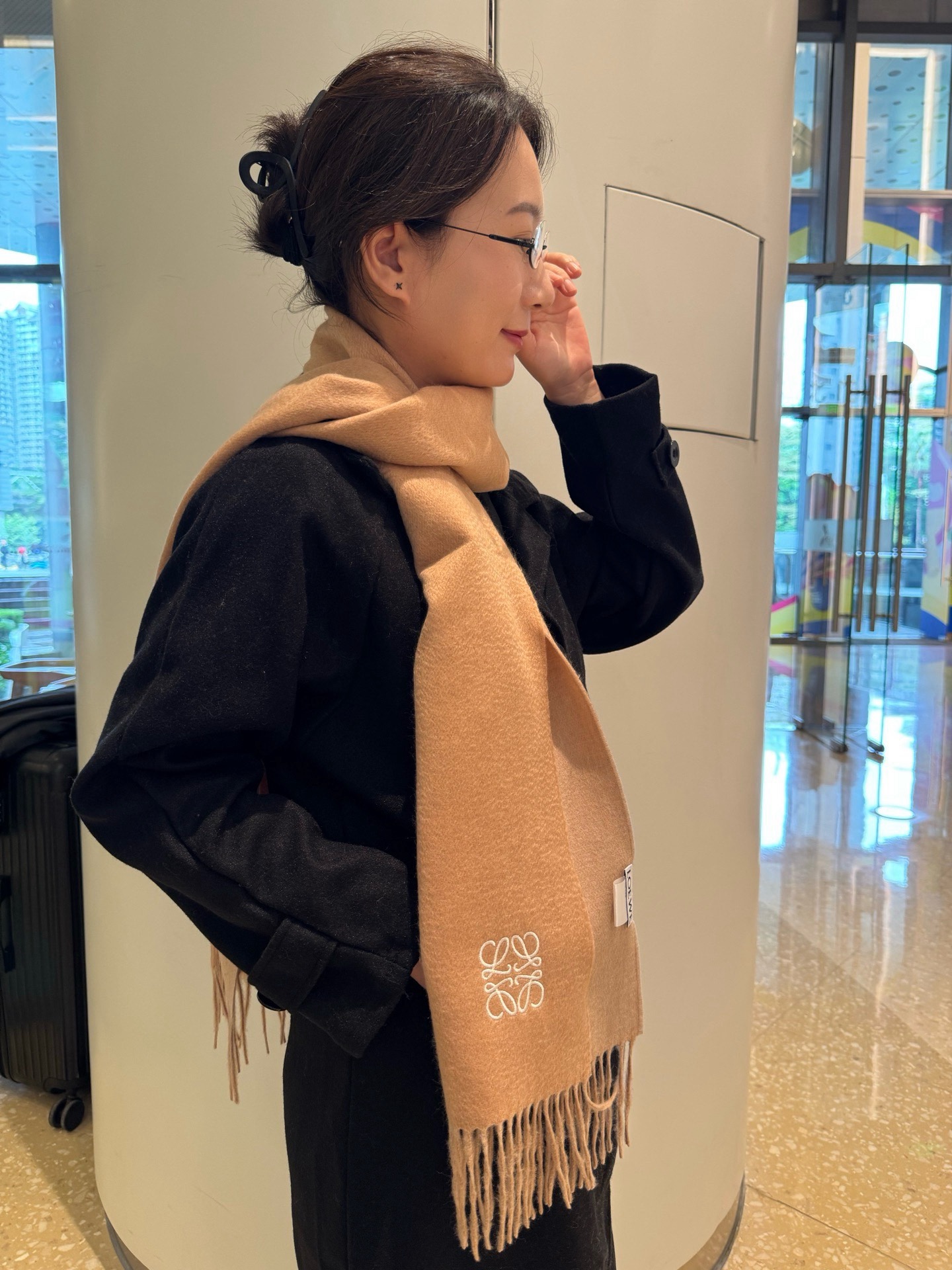 NO:642382,Loewe ·  Loewe's rare and gentle color matching, low-key yet elegant] Highly recommend the double-sided color matching, a scarf with two styles, high-end, comfortable and fashionable temperament, a niche name, but full of big-name style, super Amway loewe this soft color that touches the heart  Beautiful scarf, extremely simple color with eye-catching color-changing logo, the finishing touch without losing the beauty, the pursuit of successful people, the color is absolute, a bit unique and fairy-like, the absolute choice for couples, the color is elegant, not enchanting, specifications 30x  180cm high version scarf, high version scarf, loewe, loewe19860909Loewe · 罗意威难得一见的温柔配色,低调又不失优雅】重点推荐双面配色,一条围巾两种风格搭配,高级舒适时髦气质,名小众,却大牌范十足,超级安利loewe这款触动内心的柔美围巾,极其简单的颜色搭配抢眼的变色logo,点睛之笔确又不失美感,成功人士的追求,色彩绝对,有点独有的仙气,绝对的情侣款不二之选,颜色淡雅,不妖娆规格30x 180cm高版本围巾,高版本围巾,loewe,loewe,scarf