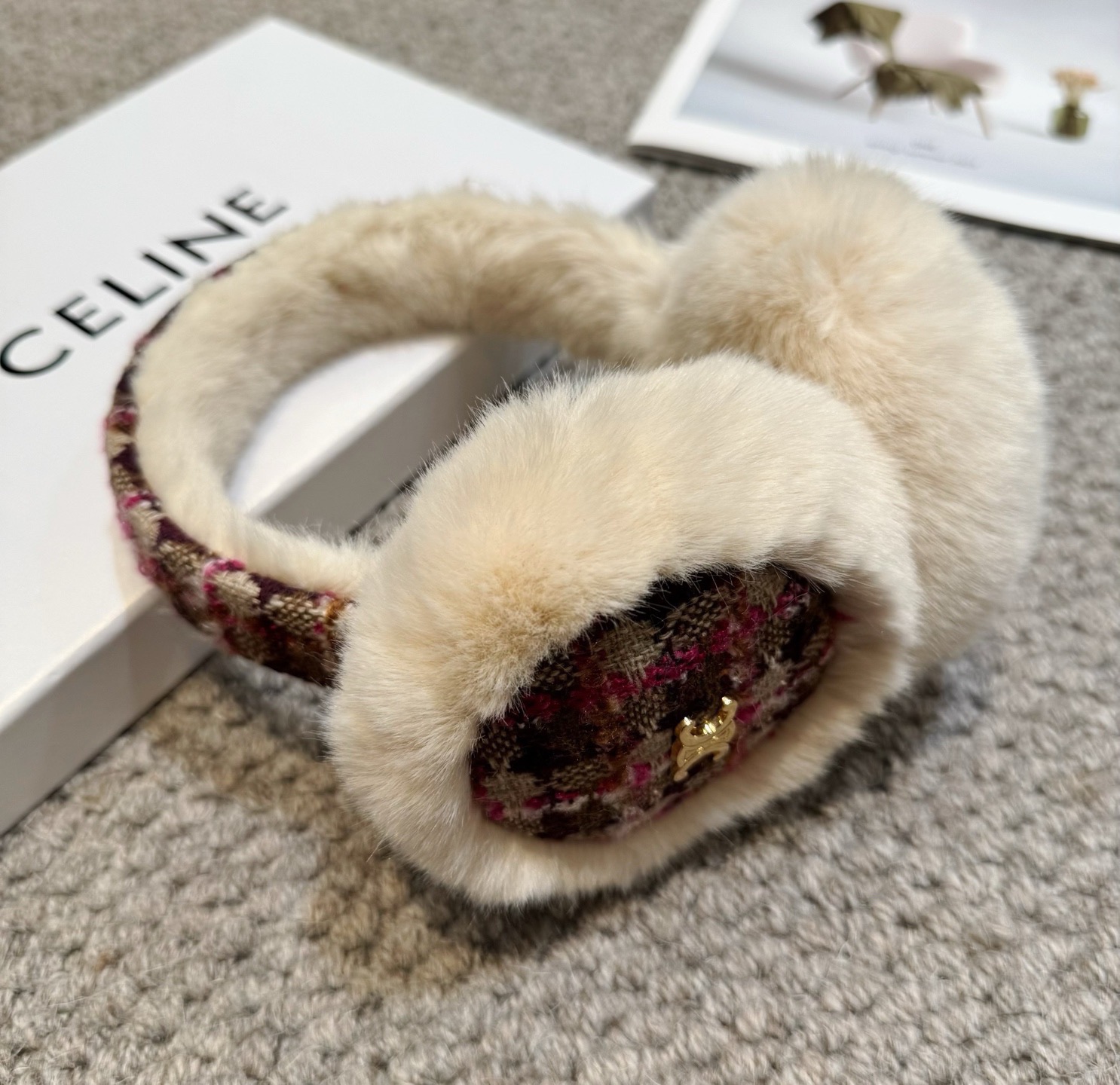 P155🌈疯狂打call值得拥有💫
💕人间白富美,网红明星同款赛琳滑雪耳罩，日常保暖☺出行必备✈️
滑雪日常凹造型简直太赞了
保暖打气物件
高颜值 自留黑白色🤣🤣🤣🤣
可以戴一辈子不过时的经典单品👏
☃️❄️💫