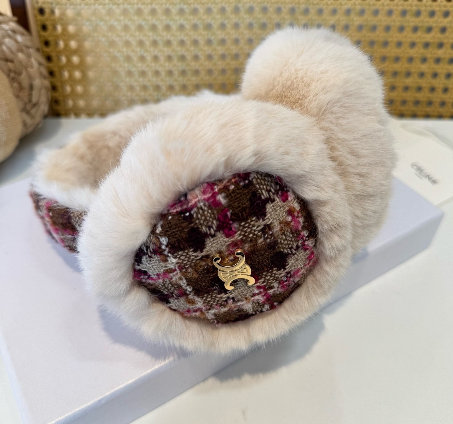 P155🌈疯狂打call值得拥有💫
💕人间白富美,网红明星同款赛琳滑雪耳罩，日常保暖☺出行必备✈️
滑雪日常凹造型简直太赞了
保暖打气物件
高颜值 自留黑白色🤣🤣🤣🤣
可以戴一辈子不过时的经典单品👏
☃️❄️💫