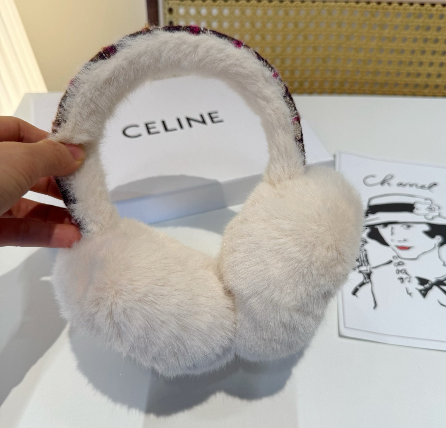 P155🌈疯狂打call值得拥有💫
💕人间白富美,网红明星同款赛琳滑雪耳罩，日常保暖☺出行必备✈️
滑雪日常凹造型简直太赞了
保暖打气物件
高颜值 自留黑白色🤣🤣🤣🤣
可以戴一辈子不过时的经典单品👏
☃️❄️💫