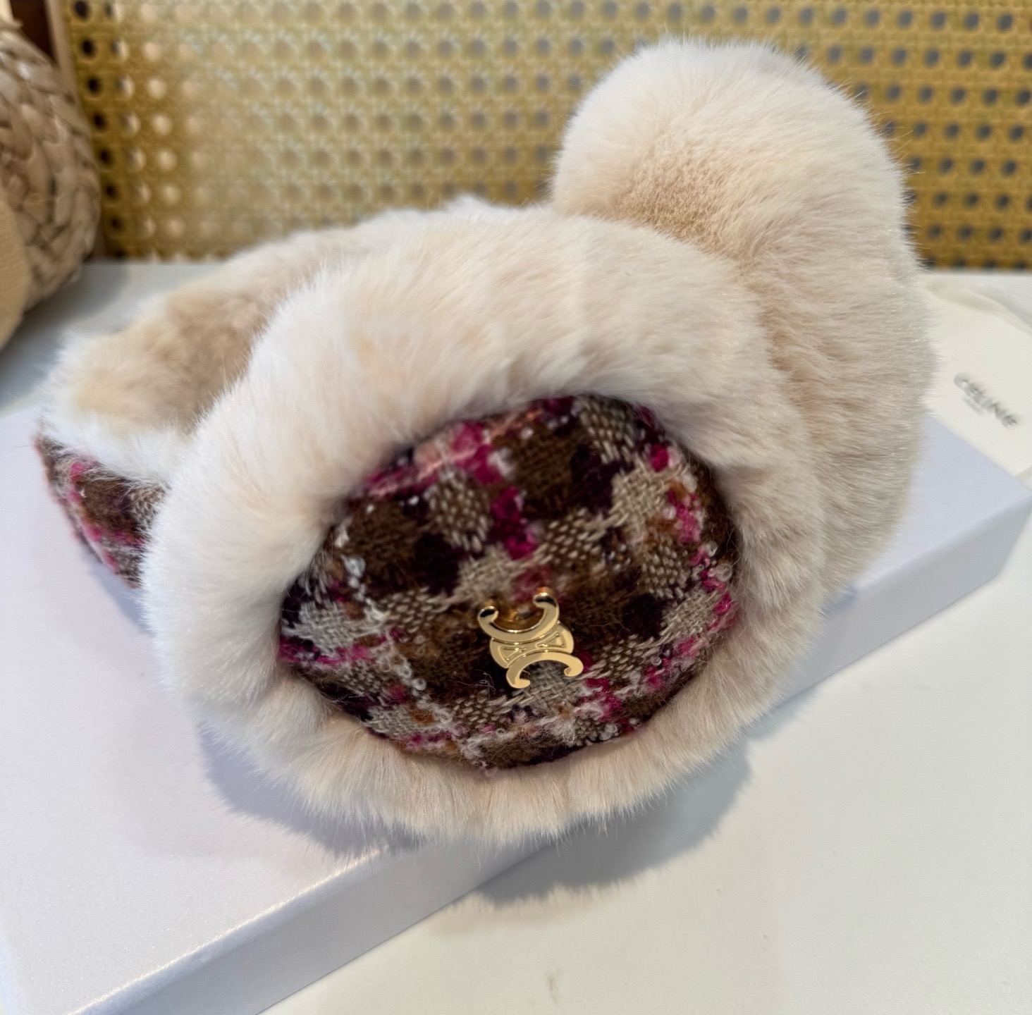 P155🌈疯狂打call值得拥有💫
💕人间白富美,网红明星同款赛琳滑雪耳罩，日常保暖☺出行必备✈️
滑雪日常凹造型简直太赞了
保暖打气物件
高颜值 自留黑白色🤣🤣🤣🤣
可以戴一辈子不过时的经典单品👏
☃️❄️💫