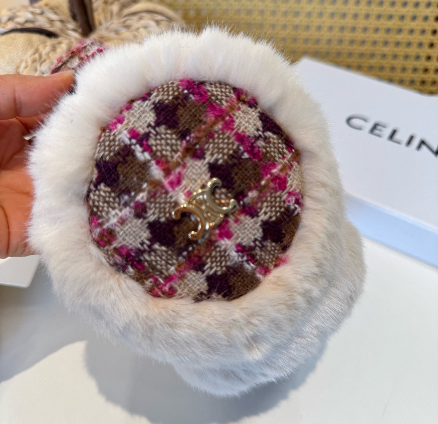 P155🌈疯狂打call值得拥有💫
💕人间白富美,网红明星同款赛琳滑雪耳罩，日常保暖☺出行必备✈️
滑雪日常凹造型简直太赞了
保暖打气物件
高颜值 自留黑白色🤣🤣🤣🤣
可以戴一辈子不过时的经典单品👏
☃️❄️💫