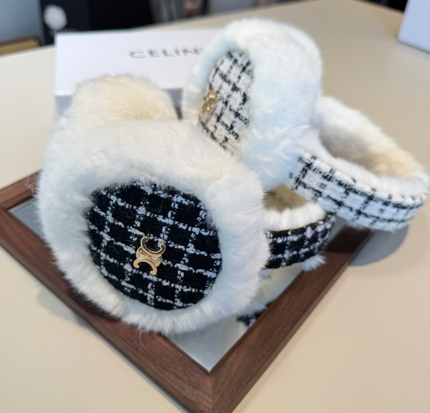 P155🌈疯狂打call值得拥有💫
💕人间白富美,网红明星同款赛琳滑雪耳罩，日常保暖☺出行必备✈️
滑雪日常凹造型简直太赞了
保暖打气物件
高颜值 自留黑白色🤣🤣🤣🤣
可以戴一辈子不过时的经典单品👏
☃️❄️💫