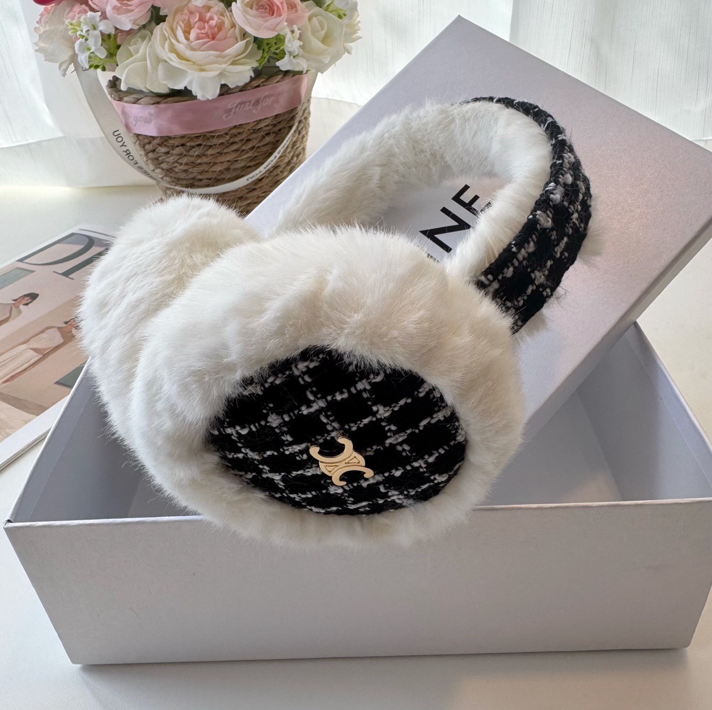 P155🌈疯狂打call值得拥有💫
💕人间白富美,网红明星同款赛琳滑雪耳罩，日常保暖☺出行必备✈️
滑雪日常凹造型简直太赞了
保暖打气物件
高颜值 自留黑白色🤣🤣🤣🤣
可以戴一辈子不过时的经典单品👏
☃️❄️💫