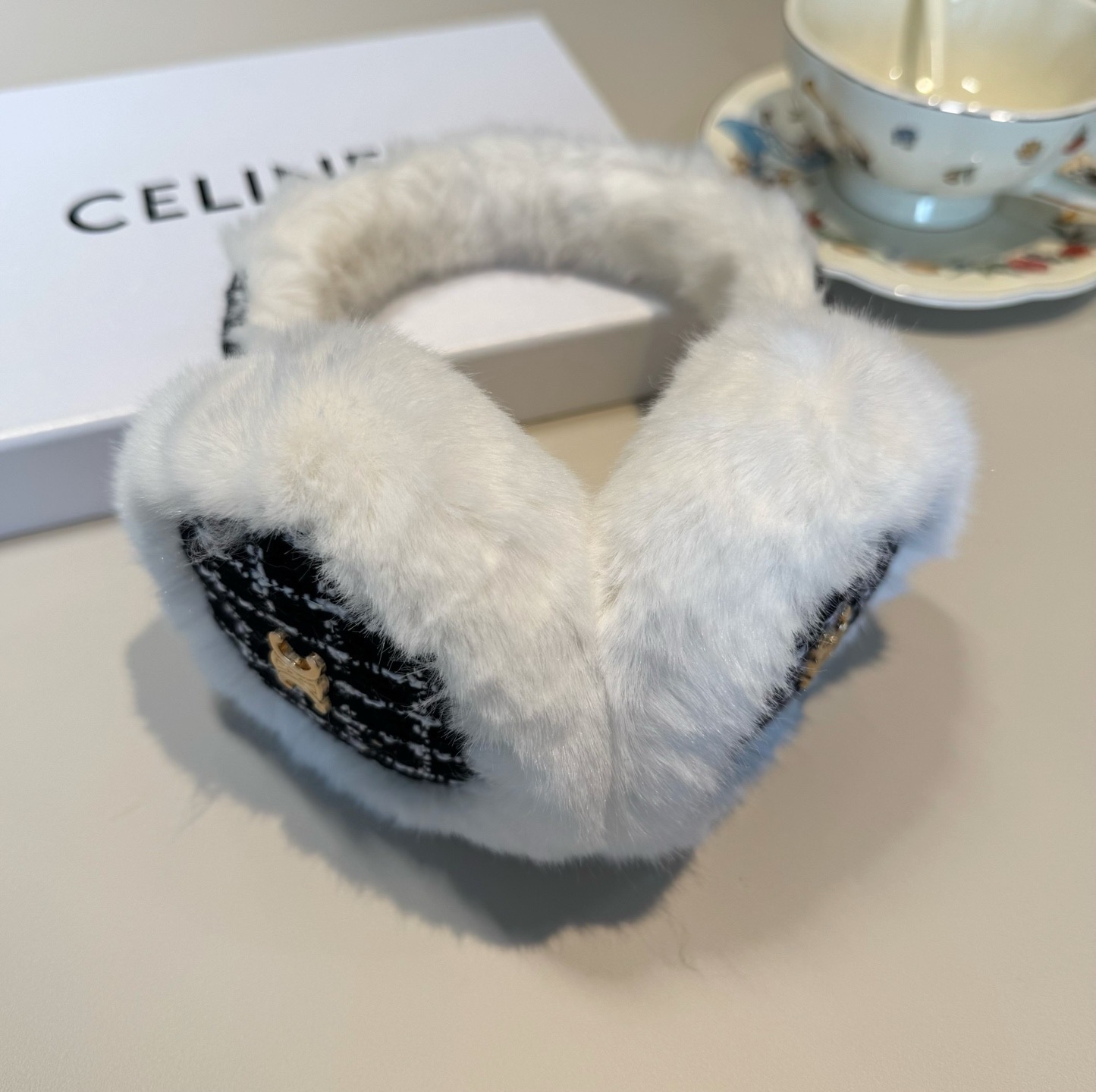 P155🌈疯狂打call值得拥有💫
💕人间白富美,网红明星同款赛琳滑雪耳罩，日常保暖☺出行必备✈️
滑雪日常凹造型简直太赞了
保暖打气物件
高颜值 自留黑白色🤣🤣🤣🤣
可以戴一辈子不过时的经典单品👏
☃️❄️💫