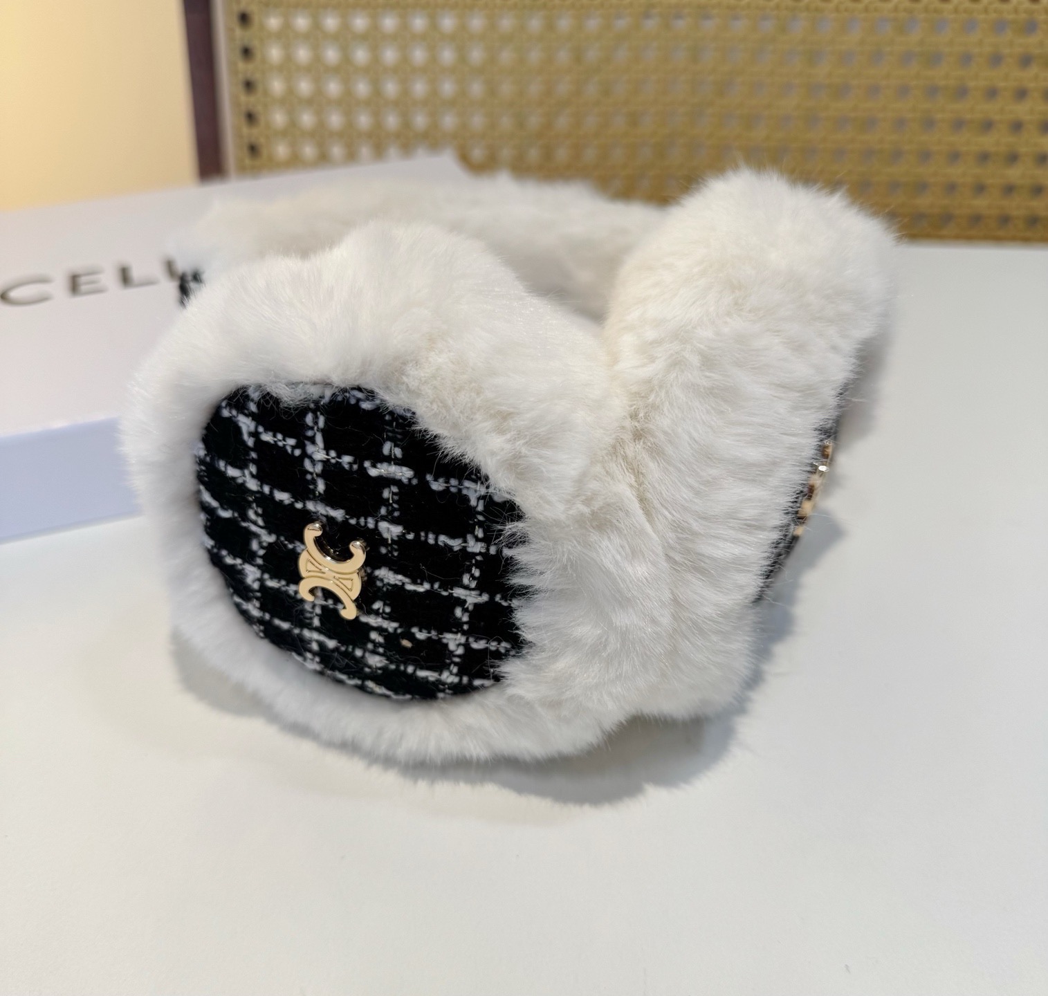 P155🌈疯狂打call值得拥有💫
💕人间白富美,网红明星同款赛琳滑雪耳罩，日常保暖☺出行必备✈️
滑雪日常凹造型简直太赞了
保暖打气物件
高颜值 自留黑白色🤣🤣🤣🤣
可以戴一辈子不过时的经典单品👏
☃️❄️💫