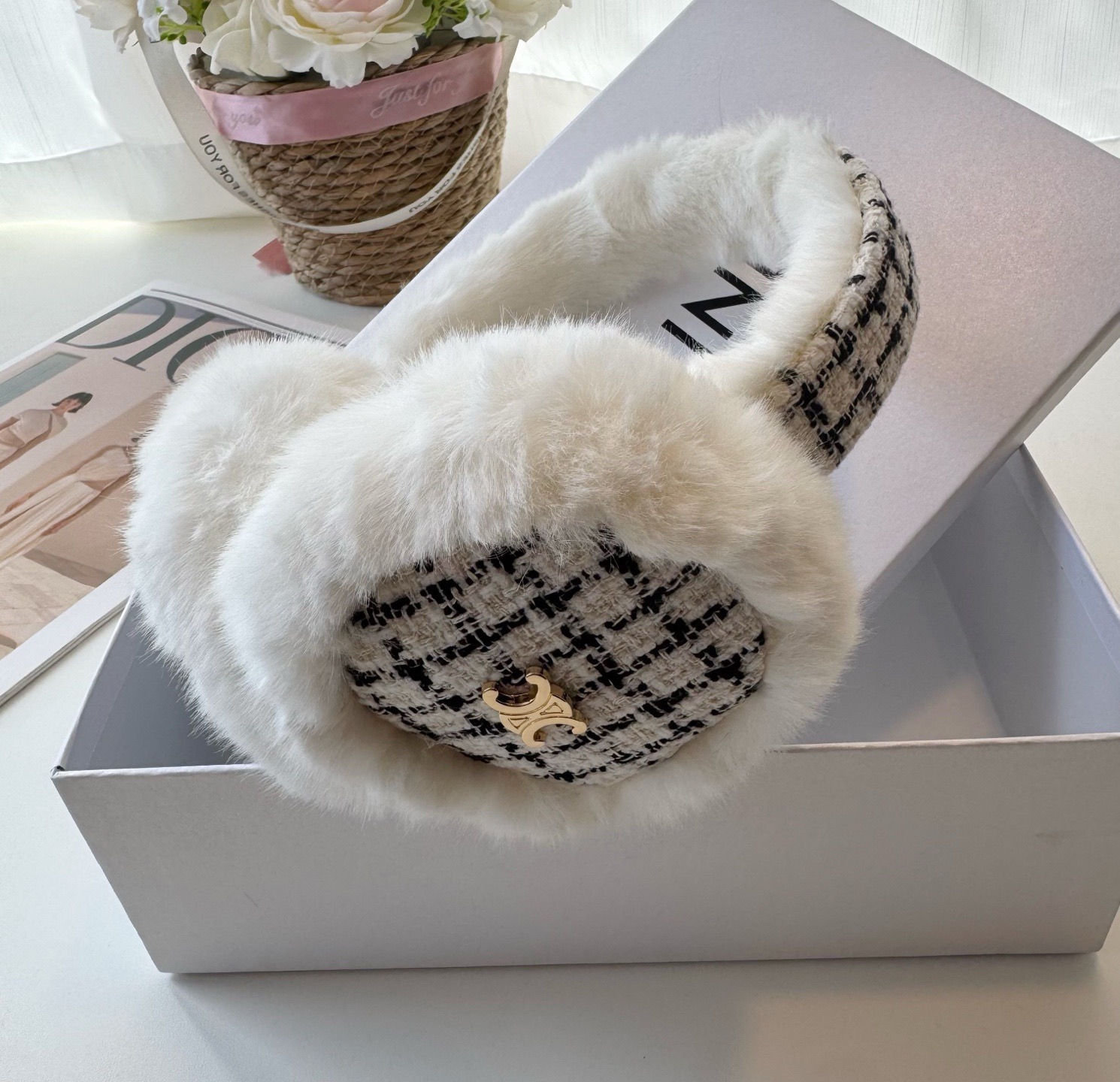 P155🌈疯狂打call值得拥有💫
💕人间白富美,网红明星同款赛琳滑雪耳罩，日常保暖☺出行必备✈️
滑雪日常凹造型简直太赞了
保暖打气物件
高颜值 自留黑白色🤣🤣🤣🤣
可以戴一辈子不过时的经典单品👏
☃️❄️💫