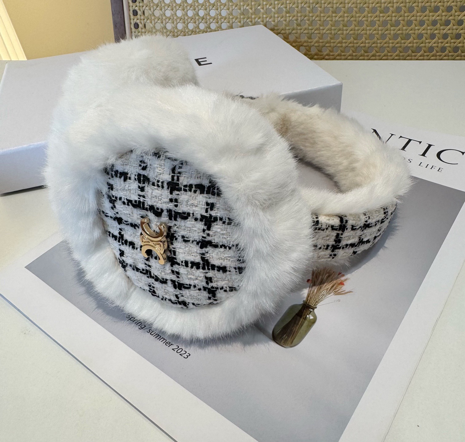 P155🌈疯狂打call值得拥有💫
💕人间白富美,网红明星同款赛琳滑雪耳罩，日常保暖☺出行必备✈️
滑雪日常凹造型简直太赞了
保暖打气物件
高颜值 自留黑白色🤣🤣🤣🤣
可以戴一辈子不过时的经典单品👏
☃️❄️💫