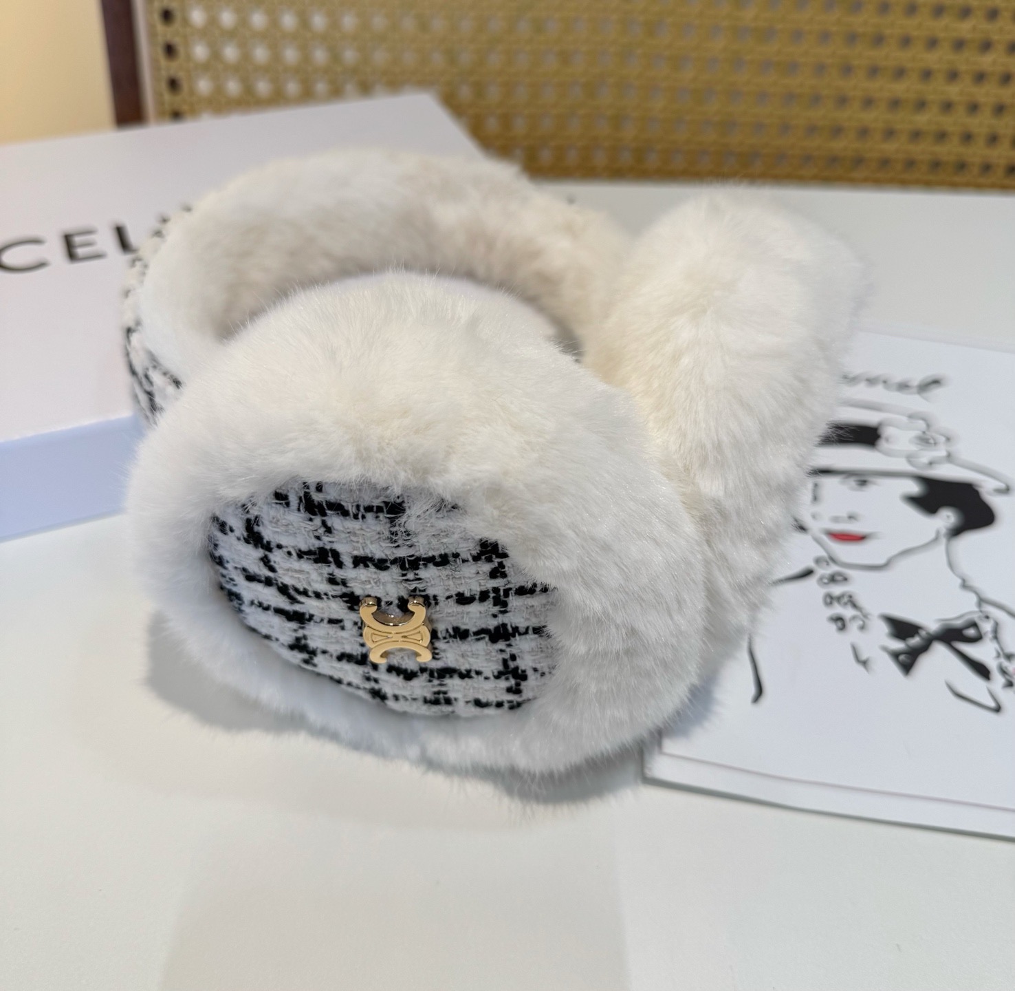 NO:640187,It’s worth owning after crazy calls. The world is white and rich, the same Celine ski earmuffs as the Internet celebrity, a must-have for daily warm travel. The concave shape for daily skiing is simply amazing. Warm and cheering items. Good appearance. Keep black and white. Can be worn for a lifetime. Classic items that will never go out of style. Gloves, gloves, celine, gloves19860909批疯狂打call值得拥有 人间白富美,网红明星同款赛琳滑雪耳罩,日常保暖出行必备 滑雪日常凹造型简直太赞了 保暖打气物件 高颜值 自留黑白色 可以戴一辈子不过时的经典单品 手套,手套,celine,gloves,accessory