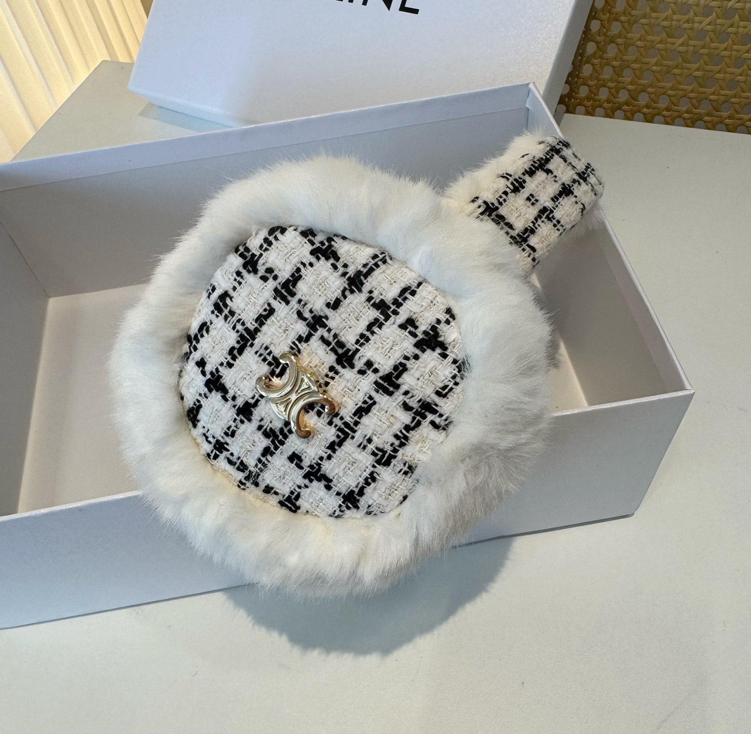 P155🌈疯狂打call值得拥有💫
💕人间白富美,网红明星同款赛琳滑雪耳罩，日常保暖☺出行必备✈️
滑雪日常凹造型简直太赞了
保暖打气物件
高颜值 自留黑白色🤣🤣🤣🤣
可以戴一辈子不过时的经典单品👏
☃️❄️💫