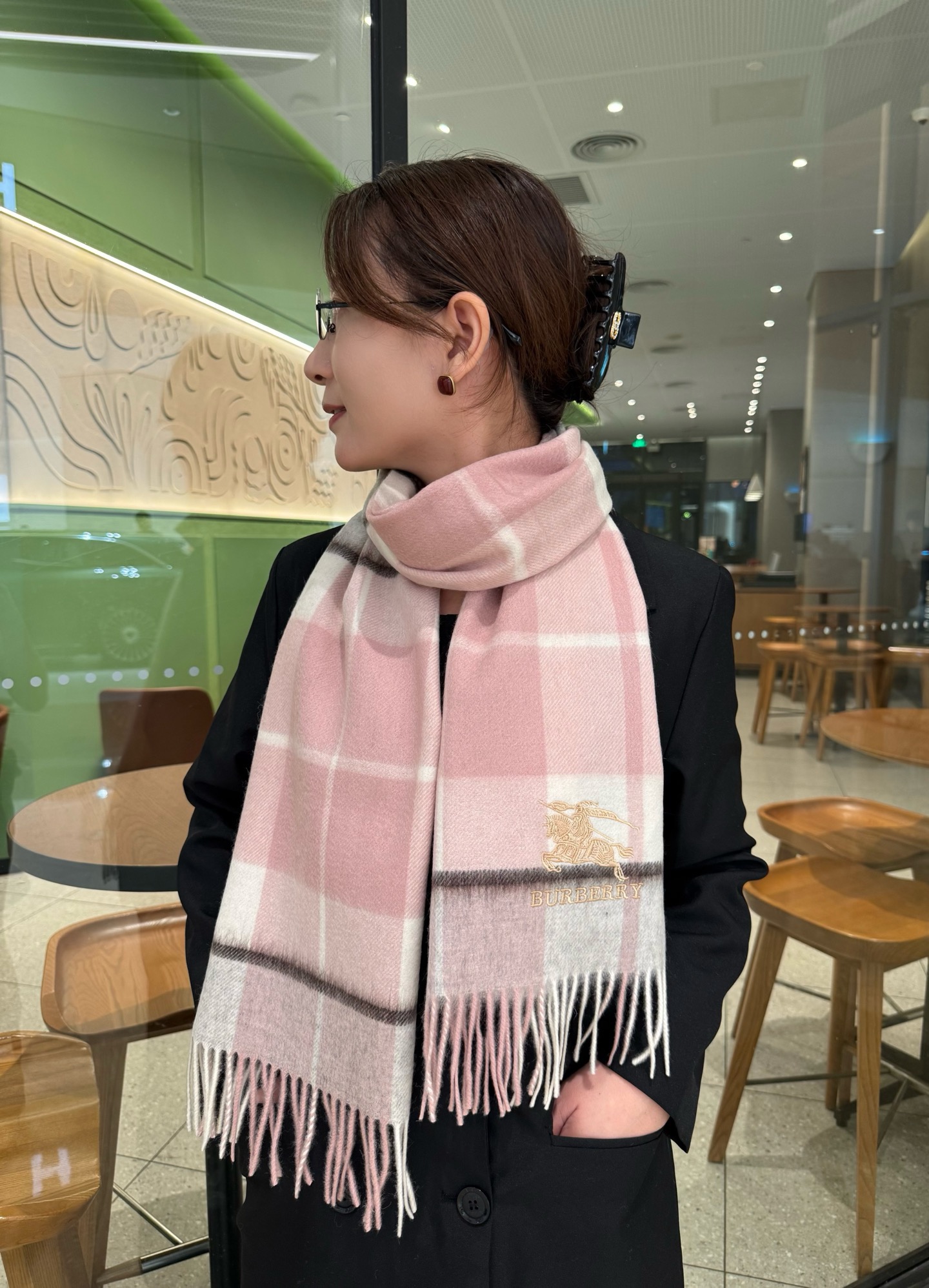 NO:642392,Burberry · Burberry cashmere scarf is crazy beautiful, so stylish and charming, a very elegant and fashionable autumn and winter item!  I really like it, it’s a very classic couple design. It feels really great on the upper body and looks great no matter how you wear it!  !  This style is really worth buying with your eyes closed, and it can be easily worn by any age group!  !  !  30*180cm high version scarf, high version scarf, burberry, burberry19860909Burberry · 巴宝莉羊绒围巾好看的要疯掉了,太有型太有魅力了非常斯文时尚的秋冬单品！真的很喜欢,非常Classical的情侣设计.手感真的绝了上身效果真的随便怎么围都好看！！这种款式真的闭着眼买,任何年龄层都轻松驾驭！！！30*180cm高版本围巾,高版本围巾,burberry,burberry,scarf