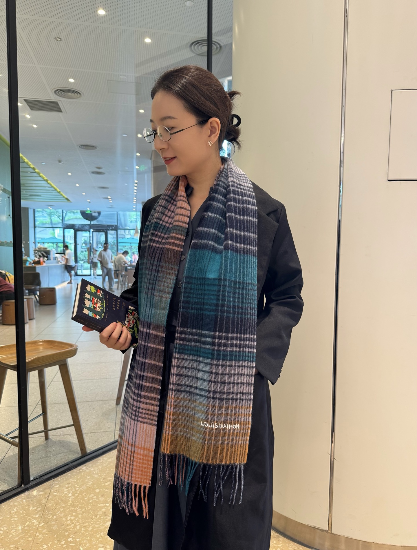 NO:642398,LV cashmere scarf, highly recommended, excited~!  !  Be sure to get started quickly, synchronized counters, the highest style, difficult craftsmanship, super soft and waxy!  Our price is really unbeatable!  Price feedback from my mother ~ I love the fabric, the velvet feel is really super comfortable in my hand!  Very soft, the upper body effect is unparalleled and beautiful. Medium thickness, very close to the neck~ Size specification 30*185cm high version scarf, high version scarf, louis vuitton19860909LV羊绒围巾 怒赞推荐,激动~！！下手绝对要快,同步专柜,最高格调 工艺难度大,超级无敌软糯 ！我们这个价格真的无敌超值！亲妈价格回馈~面料大爱,握在手里绒感真的超级无敌舒服！非常柔软,上身效果无敌好看 中等厚度,非常亲脖子的一款~ 尺寸规格30*185cm高版本围巾,高版本围巾,louis vuitton,scarf