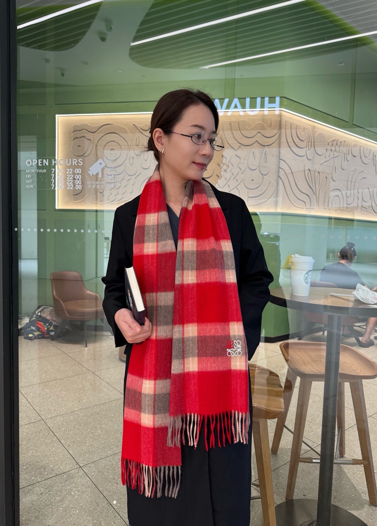 NO:642404,New!  loewe. Luo Yiwei. Rare and gentle color matching, low-key yet elegant] Highly recommended, high-end, comfortable and fashionable temperament, niche, but full of big-name style, super Amway loewe, this soft scarf that touches the heart, color-block embroidered logo, extremely simple color combination is eye-catching, the finishing touch is indeed beautiful, the color is absolute, the light water ripples are a bit unique, the color is elegant, not enchanting, very soft cashmere material specification 35x  180cm high version scarf, high version scarf, loewe, loewe19860909上新！loewe.罗意威 .难得一见的温柔配色,低调又不失优雅】重点推荐高级舒适时髦气质,名小众,却大牌范十足,超级安利loewe这款触动内心的柔美围巾,拼色刺绣logo极其简单的颜色搭配抢眼,点睛之笔确又不失美感,色彩绝对,淡淡的水波纹有点独有的仙气,颜色淡雅,不妖娆非常柔软的羊绒材质规格35x 180cm高版本围巾,高版本围巾,loewe,loewe,scarf