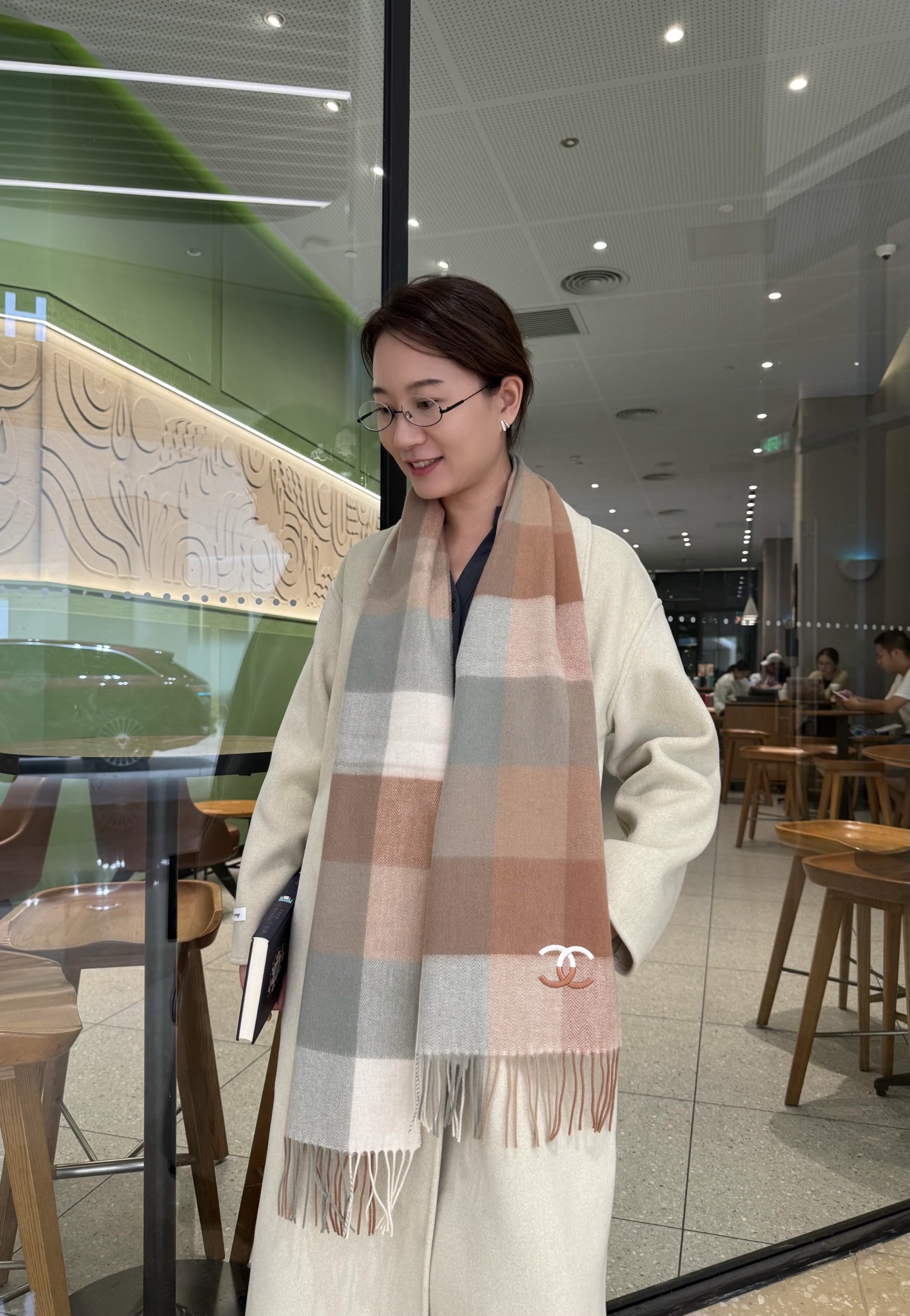 NO:642405,Chanel · Chanel's new scarf is so beautiful that it's so stylish and charming. It's a very elegant and fashionable autumn and winter item!  I really like it, it’s a very classic couple design. It feels really great on the upper body and looks great no matter how you wear it!  !  This style is really worth buying with your eyes closed, and it can be easily worn by any age group!  !  !  30*180cm high version scarf, high version scarf, chanel, chanel19860909Chanel · 香奈儿新款围巾好看的要疯掉了,太有型太有魅力了非常斯文时尚的秋冬单品！真的很喜欢,非常Classical的情侣设计.手感真的绝了上身效果真的随便怎么围都好看！！这种款式真的闭着眼买,任何年龄层都轻松驾驭！！！30*180cm高版本围巾,高版本围巾,chanel,chanel,scarf