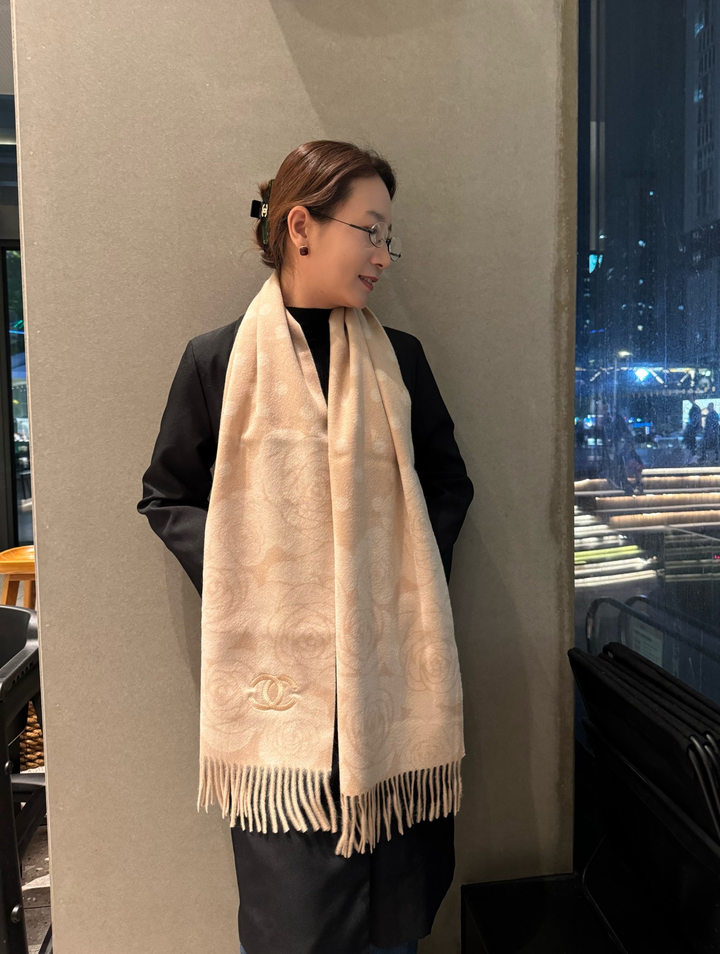 NO:642413,[CHANEL·Chanel] If you like good looks, you can buy high-quality products. It is a celebrity item, no matter how it is paired with it, it is full of temperament. The top-quality cashmere water ripple scarf, the ingredients support testing, the hand is soft and delicate, and the fried chicken is invincible. In short, both the fabric and the craftsmanship are the kind of high-end feeling at first glance!  You must know that this type of goods is only produced in small quantities, and this batch of orders is also monitored very strictly. The quantity that comes out is very small, some are fast, some are slow, no size 30*180cm cashmere high version scarf, high version scarf, chanel, chanel19860909【CHANEL·香奈儿】喜欢有颜值,高质量的亲可入手,名媛单品,无论怎么搭配都是满满的气质感,极品山羊绒水波纹小围巾,成份支持检测手感柔软细腻炒鸡无敌,总之无论是面料还是工艺都是那种一看就很高级的感觉！要知道这类货也只有少量生产,这批订单也是监控超级严格流出来的数量极少手快有手慢无size30*180cm羊绒高版本围巾,高版本围巾,chanel,chanel,scarf