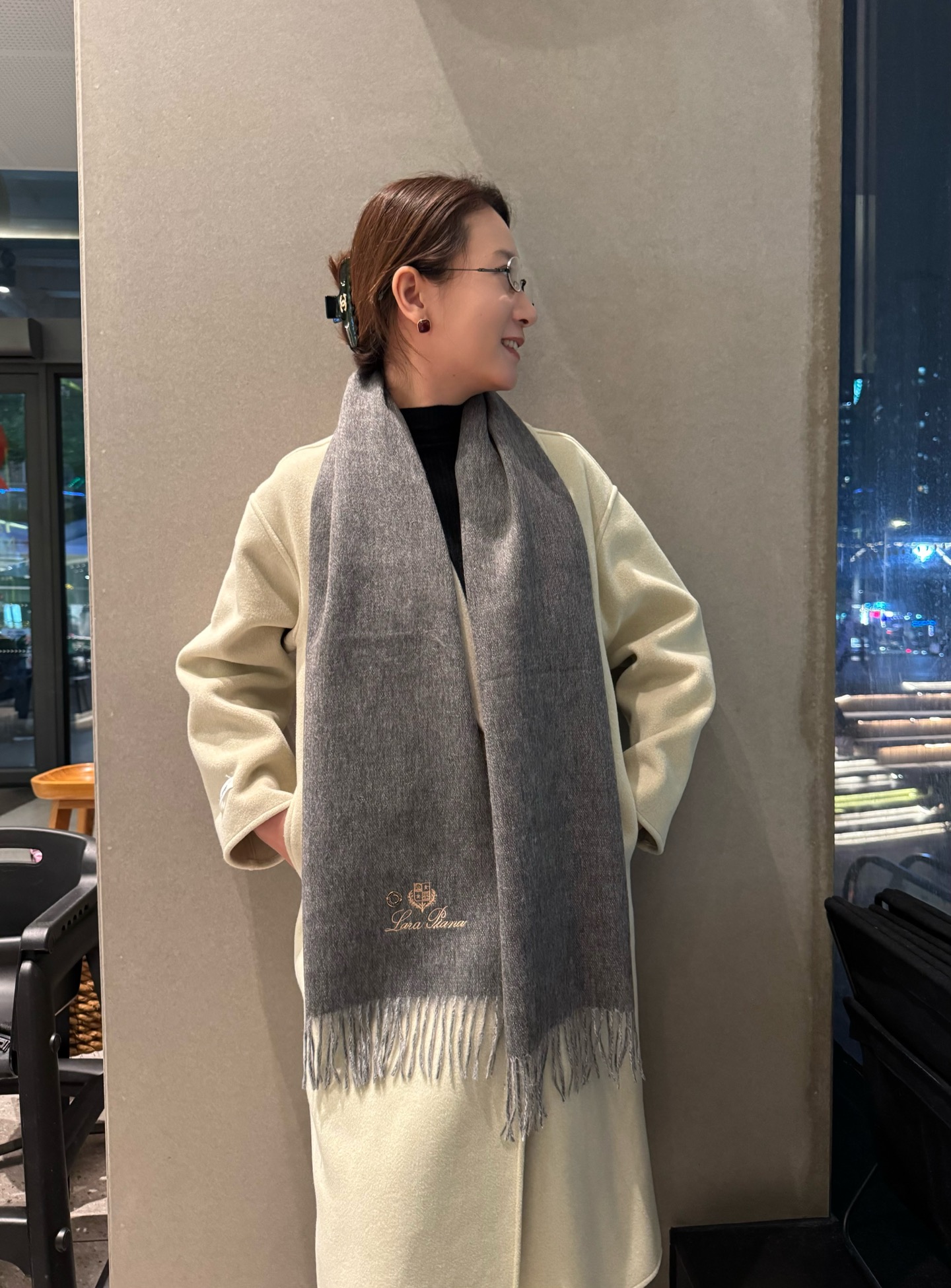 NO:642419,Loro Piana ·  Nuoyoupanya official website is on sale at the same time, the last order of the trading company, the best cashmere scarf and shawl, it is too expensive to give away and keep for yourself, it is too expensive, the new one is on sale, the hottest model, the best hard goods from the channel ~ The last order of the export to Italy direct supply counter is very small, the feel is soft and waxy, and the  The 'trembling' treatment increases the brightness of the color. LP has always strictly selected the highest quality cashmere as the benchmark. Without comparison, there is no harm. The world's top cashmere makes the scarf extremely luxurious, and it also increases the beauty and functionality. Every color must be retained  The whole family can match any color with each other. 30*180cm high version scarf, high version scarf, loro piana, loro piana, shawls19860909Loro Piana · 诺悠翩雅官网同步发售,贸易公司尾单,极品羊绒围巾披肩,送人自留都太高大上了重磅上新,爆款爆款,渠道极品硬货～出口意大利直供专柜尾单到手数量极少,手感软糯,经“颤栗”处理,增加了色彩的鲜艳度LP一直以严格选用最高品质的羊绒为基准,没有对比就没有伤害,世界最顶级羊绒,让围巾奢华到不行,更是增加了美感和功能性,每色必留 全家哪个颜色都可以互相搭配30*180cm高版本围巾,高版本围巾,loro piana,loro piana,shawls,scarf