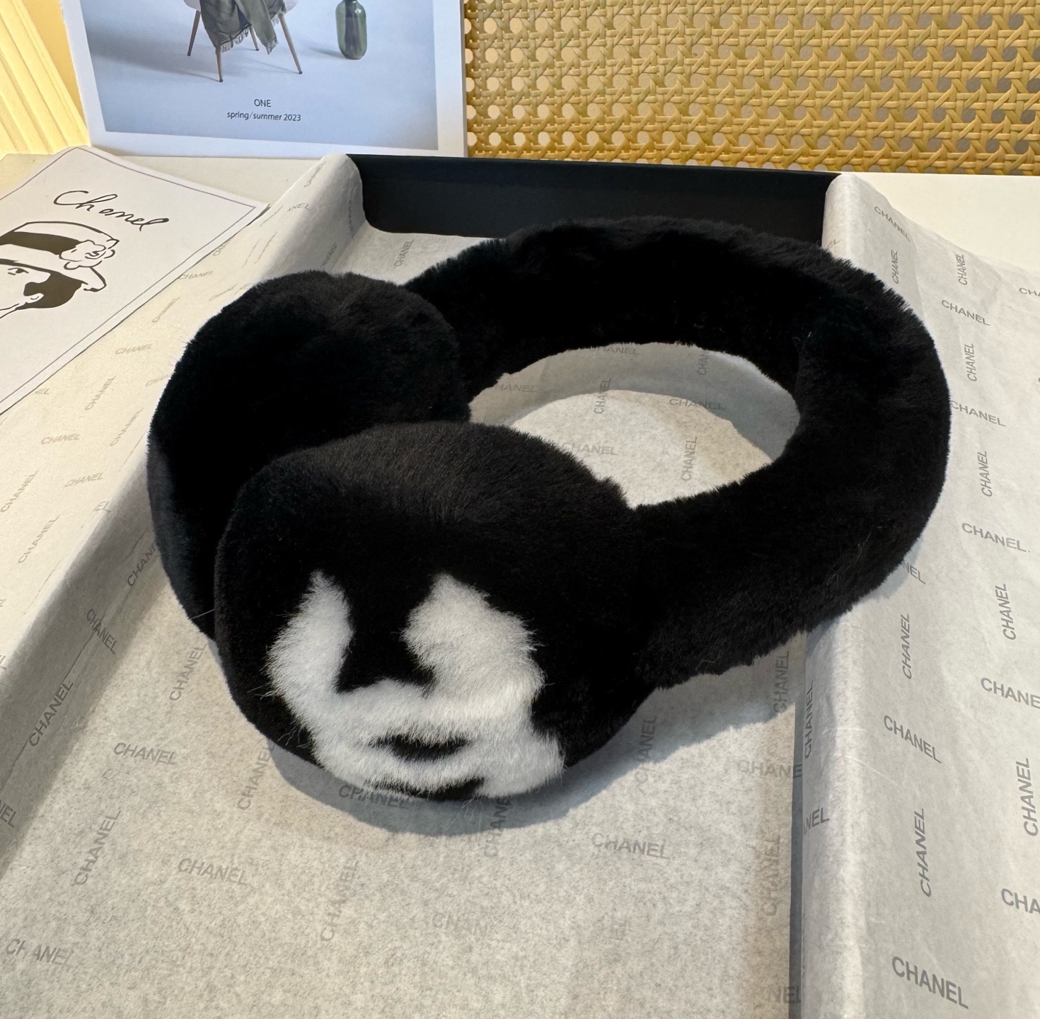 P185、单面男女同款🌈疯狂打call值得拥有💫
💕人间白富美,网红明星同款😍
香奈儿滑雪耳罩，日常保暖☺出行必备✈️
滑雪日常凹造型简直太赞了
保暖打气物件
高颜值 自留黑白拼色🤣🤣🤣🤣
可以戴一辈子不过时的经典单品👏
☃️❄️💫