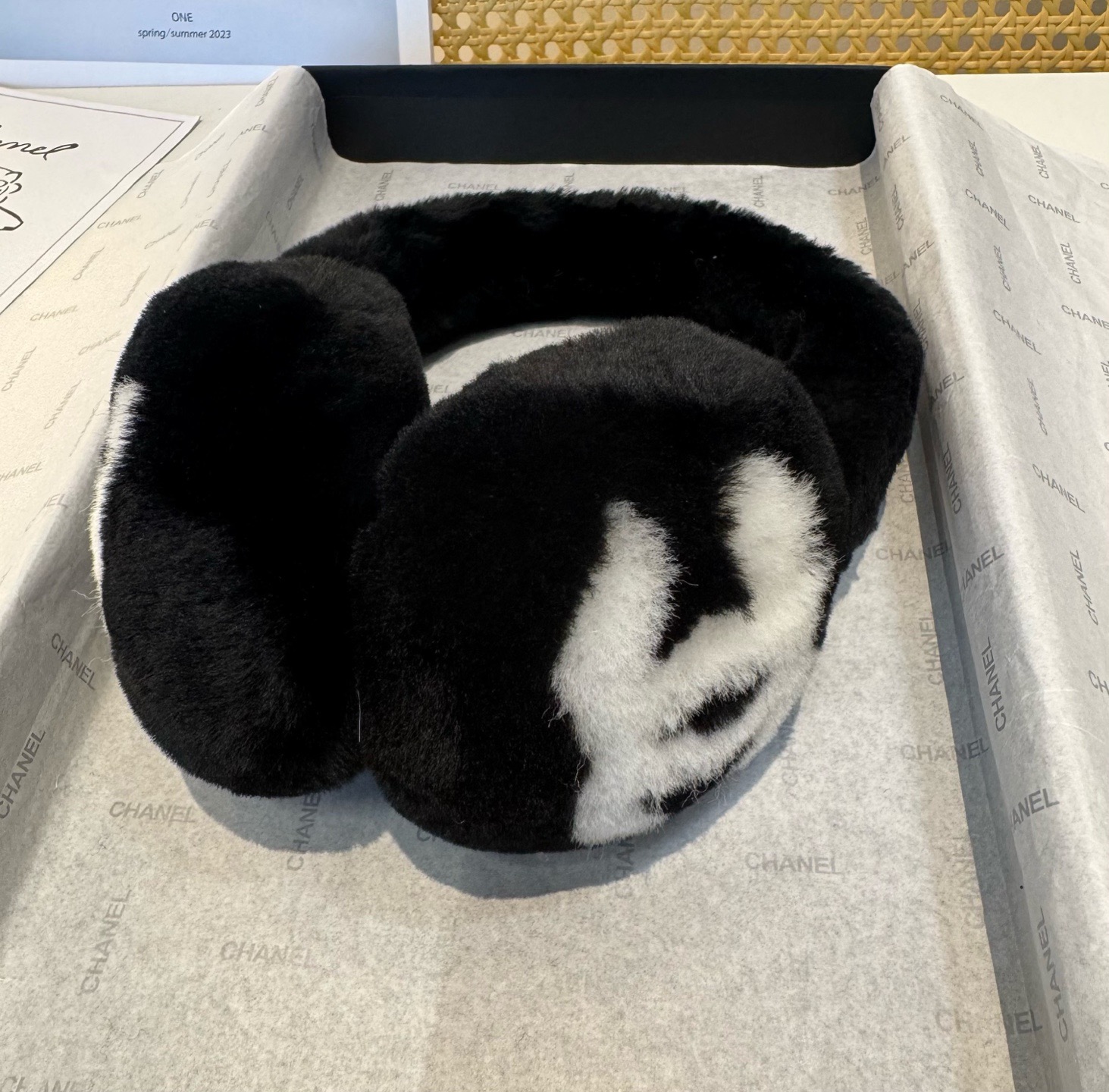 P185、单面男女同款🌈疯狂打call值得拥有💫
💕人间白富美,网红明星同款😍
香奈儿滑雪耳罩，日常保暖☺出行必备✈️
滑雪日常凹造型简直太赞了
保暖打气物件
高颜值 自留黑白拼色🤣🤣🤣🤣
可以戴一辈子不过时的经典单品👏
☃️❄️💫