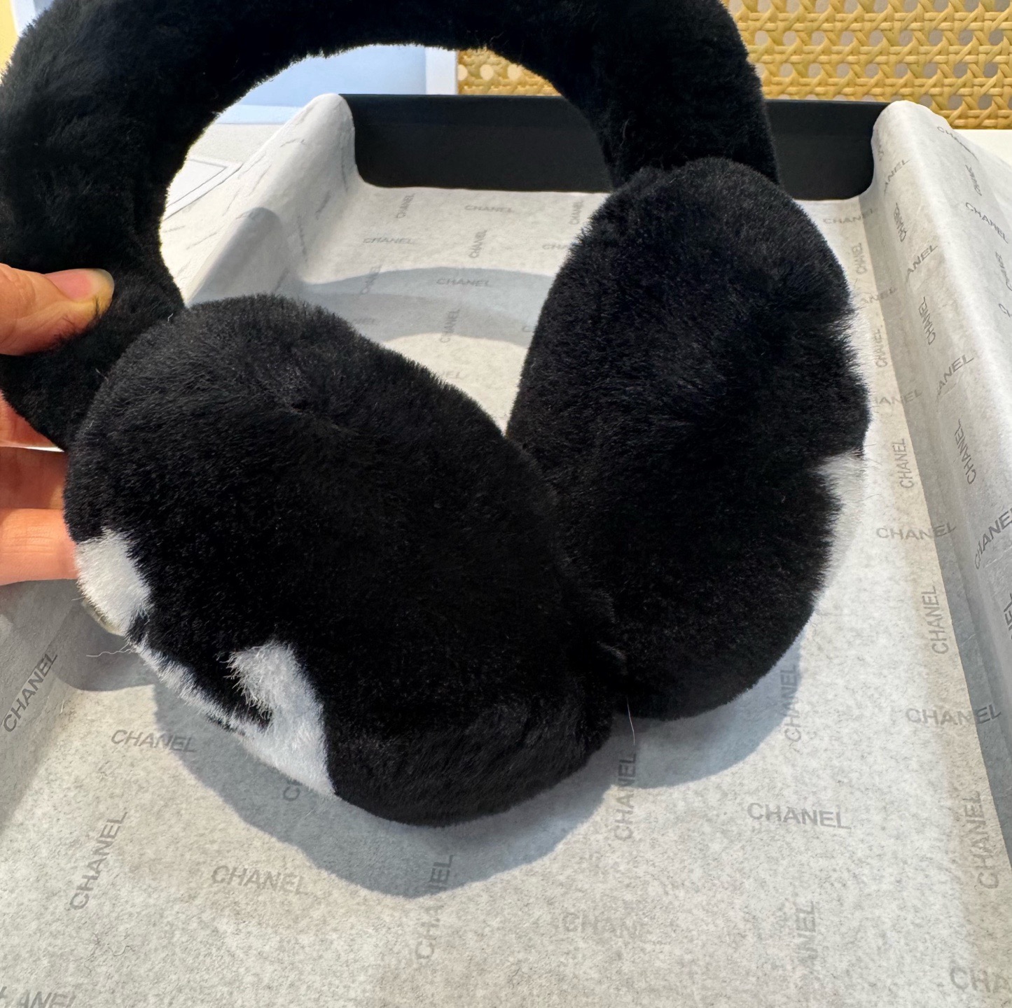 P185、单面男女同款🌈疯狂打call值得拥有💫
💕人间白富美,网红明星同款😍
香奈儿滑雪耳罩，日常保暖☺出行必备✈️
滑雪日常凹造型简直太赞了
保暖打气物件
高颜值 自留黑白拼色🤣🤣🤣🤣
可以戴一辈子不过时的经典单品👏
☃️❄️💫