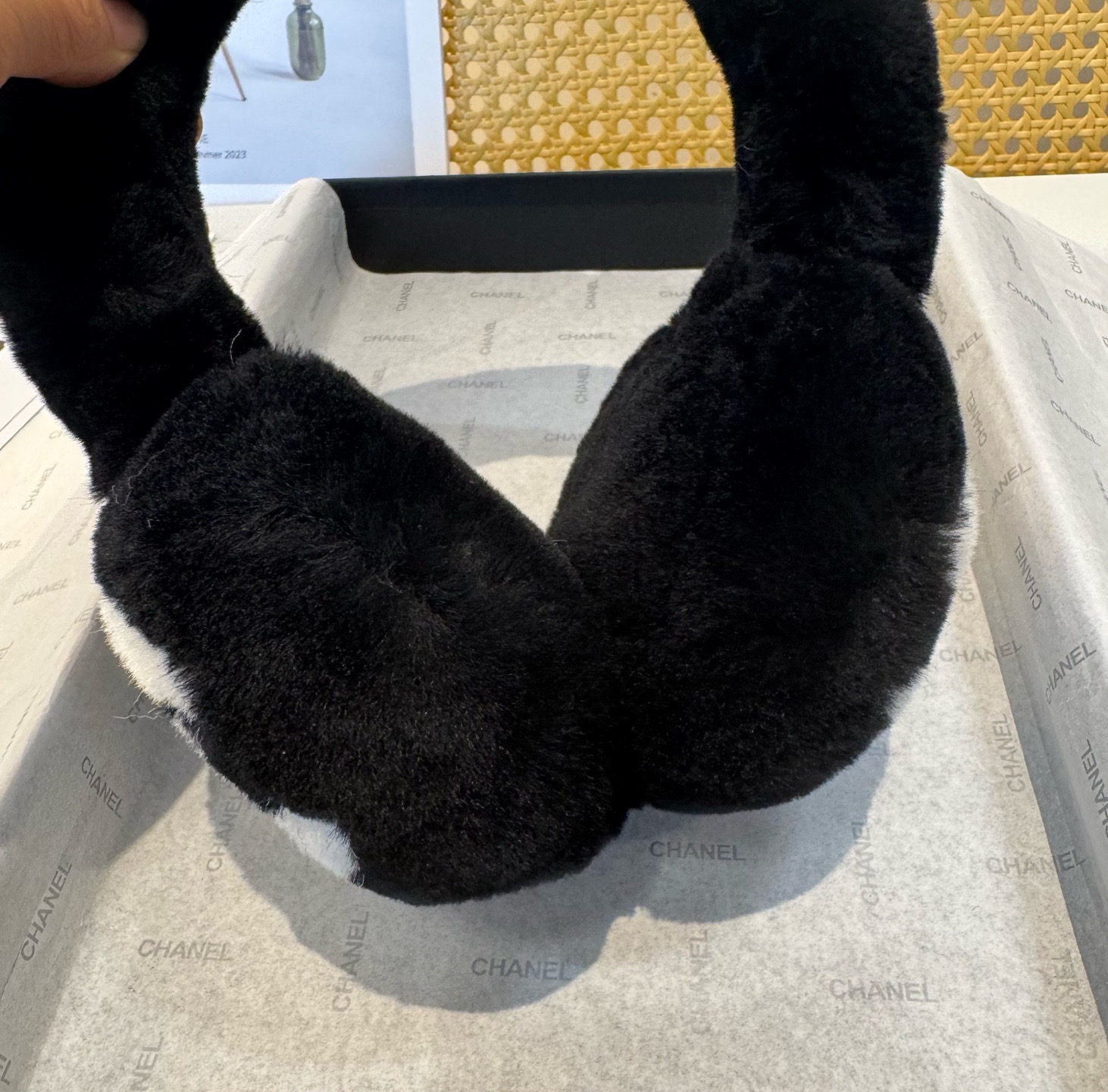 P185、单面男女同款🌈疯狂打call值得拥有💫
💕人间白富美,网红明星同款😍
香奈儿滑雪耳罩，日常保暖☺出行必备✈️
滑雪日常凹造型简直太赞了
保暖打气物件
高颜值 自留黑白拼色🤣🤣🤣🤣
可以戴一辈子不过时的经典单品👏
☃️❄️💫