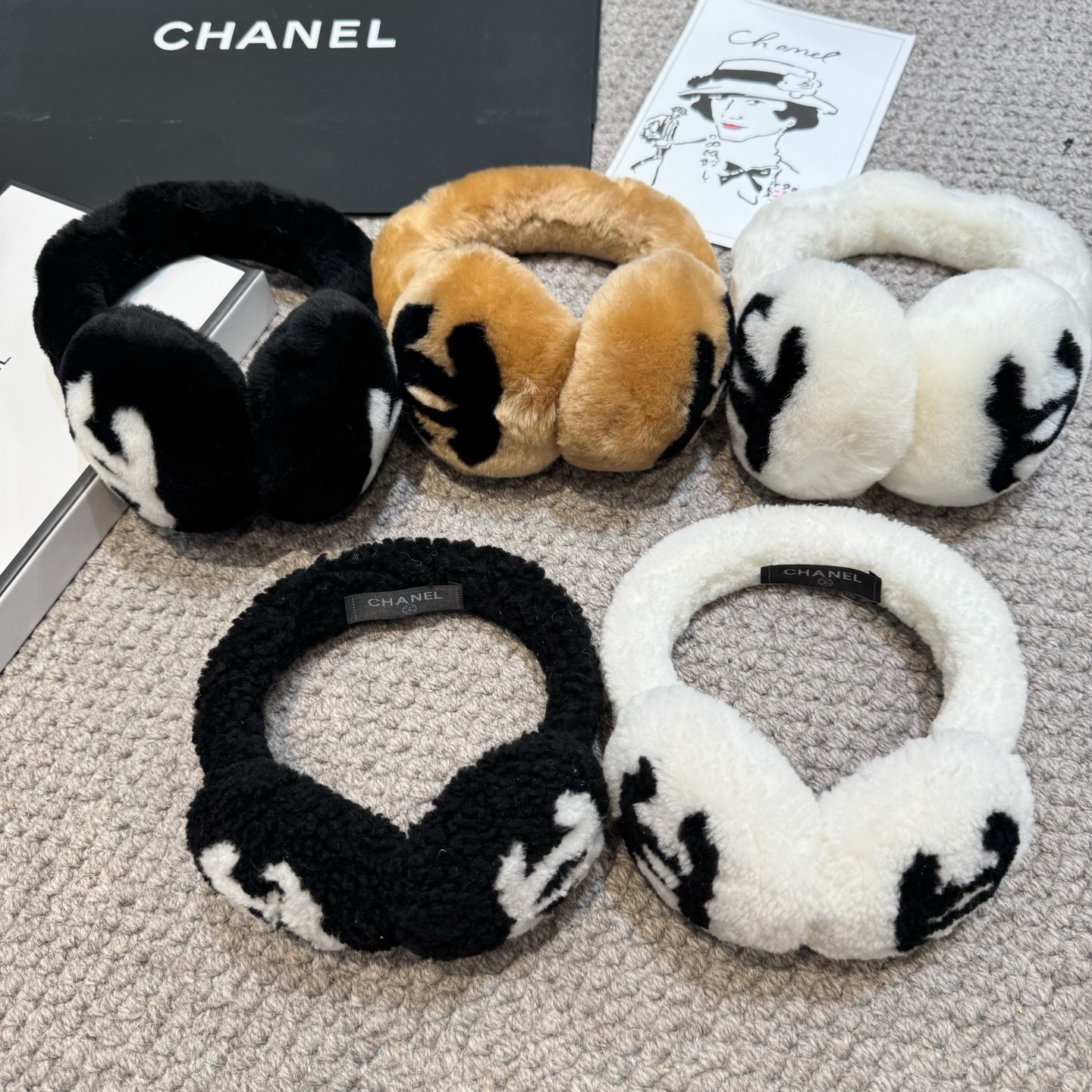 P185、单面男女同款🌈疯狂打call值得拥有💫
💕人间白富美,网红明星同款😍
香奈儿滑雪耳罩，日常保暖☺出行必备✈️
滑雪日常凹造型简直太赞了
保暖打气物件
高颜值 自留黑白拼色🤣🤣🤣🤣
可以戴一辈子不过时的经典单品👏
☃️❄️💫