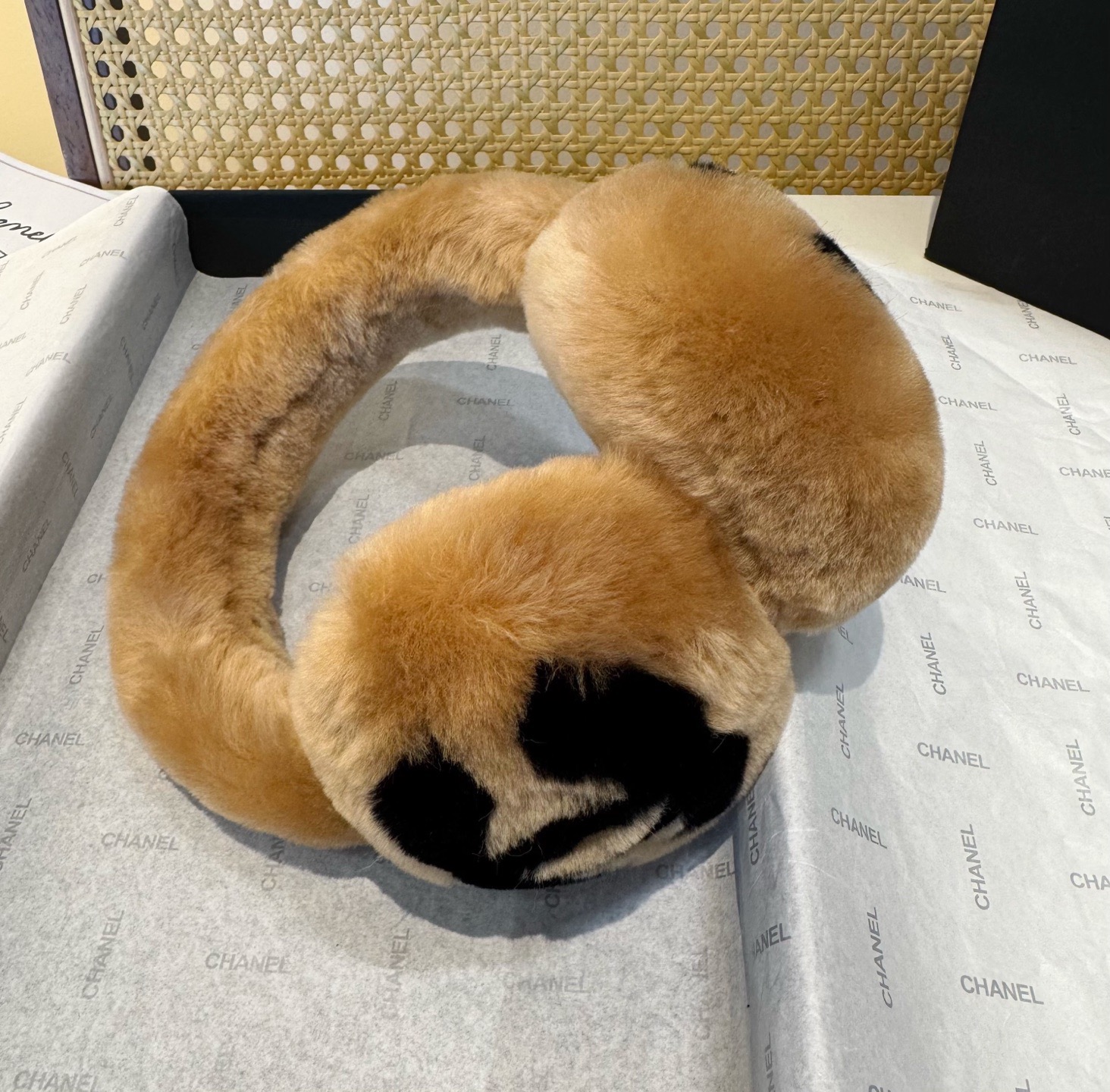 NO:640188,Batch, one-sided men's and women's styles are crazy and worthy of being owned. The world is beautiful and beautiful, and Internet celebrity stars have the same style. Chanel ski earmuffs, a must-have for daily warmth and travel. The daily concave shape of skiing is simply amazing. Warm and cheering items. High-quality. Self-retained black and white color matching. Classic items that can be worn for a lifetime and will not go out of style. Gloves, gloves, chanel, gloves19860909批、单面男女同款疯狂打call值得拥有 人间白富美,网红明星同款 香奈儿滑雪耳罩,日常保暖出行必备 滑雪日常凹造型简直太赞了 保暖打气物件 高颜值 自留黑白拼色 可以戴一辈子不过时的经典单品 手套,手套,chanel,gloves,accessory