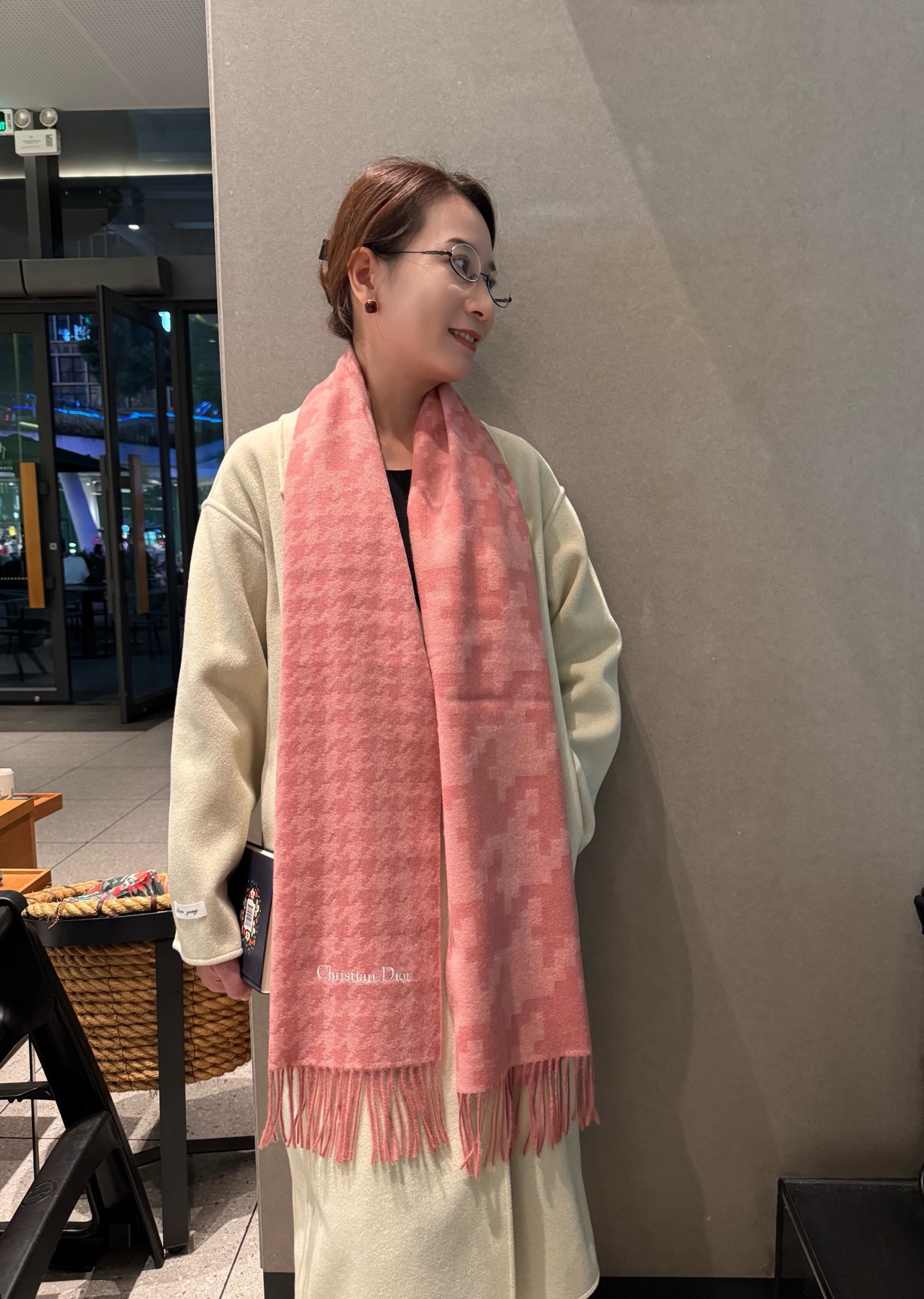 NO:642421,D family scarf for couples!  Dior limited edition, must buy!  !  !  Free of charge!  The limited show houndstooth with three changing elements is highly recommended and exciting~!  !  You must start quickly!  !  Top quality trading company channel goods, heavy family benefits!  Fraud must be eliminated!  !  !  The most high-end couple model ~ super soft and waxy jacquard cashmere scarf, the price is really unbeatable and great value!  My mother’s price feedback ~ I bought one that is absolutely worth the medium thickness, soft and very close to the neck ~ cashmere, size 35*190cm (original fabric). It is suitable for formal wear or casual wear ~ it can be folded in half to hang or circled, stylish for a gentleman ~ warm style high version scarf, high version scarf, dior, dior19860909D家情侣款围巾！Dior限量款,必入！！！免代购！限量的秀场千鸟格以三种变化的元素怒赞推荐,激动~！！下手绝对要快！！极品贸易公司渠道货,重磅家属福利！必须流弊！！！最高端的情侣款~超级无敌软糯提花羊绒围巾这个价格真的无敌超值！亲妈价格回馈~买到绝对值中等厚度,柔软非常亲脖子的一款~羊绒,规格35*190cm(原版面料) 搭配正装或者搭配休闲装都很合适~对折挂围或者绕圈围都完全可以,绅士有型~有温度的风度高版本围巾,高版本围巾,dior,dior,scarf