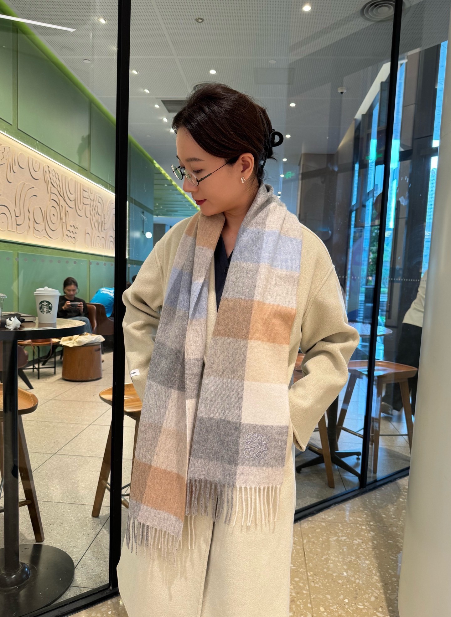 NO:642406,Loewe ·  Loewe's rare and gentle color matching, low-key yet elegant] Highly recommend the double-sided color matching, a scarf with two styles, high-end, comfortable and fashionable temperament, a niche name, but full of big-name style, super Amway loewe this soft color that touches the heart  Beautiful scarf, extremely simple color with eye-catching color-changing logo, the finishing touch without losing the beauty, the pursuit of successful people, the color is absolute, a bit unique and fairy-like, the absolute choice for couples, the color is elegant, not enchanting, specifications 30x  180cm high version scarf, high version scarf, loewe, loewe19860909Loewe · 罗意威难得一见的温柔配色,低调又不失优雅】重点推荐双面配色,一条围巾两种风格搭配,高级舒适时髦气质,名小众,却大牌范十足,超级安利loewe这款触动内心的柔美围巾,极其简单的颜色搭配抢眼的变色logo,点睛之笔确又不失美感,成功人士的追求,色彩绝对,有点独有的仙气,绝对的情侣款不二之选,颜色淡雅,不妖娆规格30x 180cm高版本围巾,高版本围巾,loewe,loewe,scarf