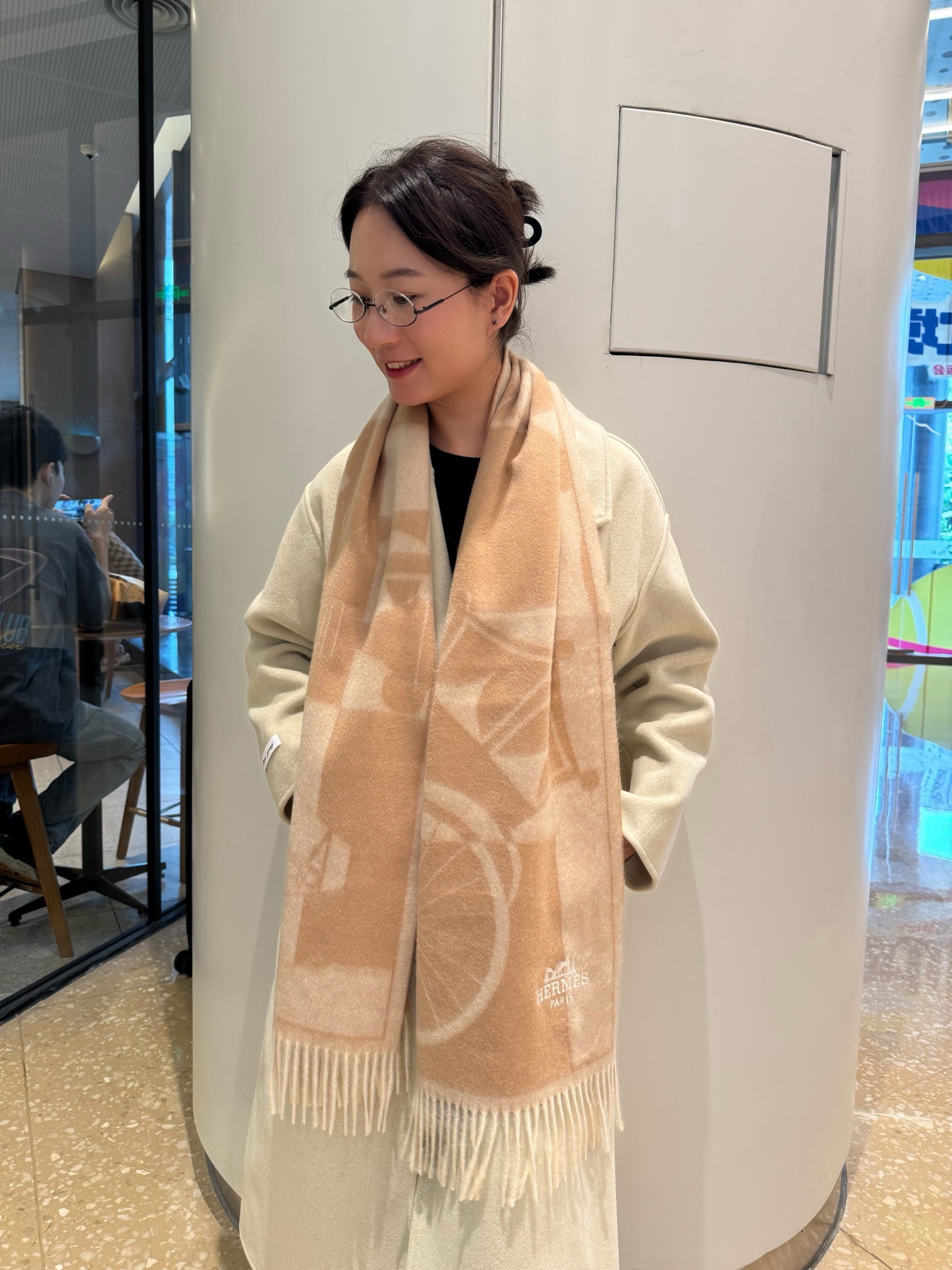 NO:642420,HERMFS [Hermès] Cashmere Scarf at Paris Fashion Show!  Made of Mongolian Plateau fine cashmere!  It feels full of fine fluff!  This price is absolutely 100% affordable!  Exquisite embroidery craftsmanship!  Great for giving as a gift or keeping for yourself!  Absolutely good stuff!  It's a pity to miss such a good thing. Size 180*35 high version scarf, high version scarf, hermes, hermes19860909HERMFS【爱马仕】巴黎时装展羊绒围巾！采用蒙古高原细羊绒！手感满满地都是细腻的绒毛！这个价格绝对百分之百的实惠！精湛绝伦的绣字工艺！送礼自留都不错！绝对好货！这样的好东西错过实在可惜 尺寸180*35高版本围巾,高版本围巾,hermes,hermes,scarf