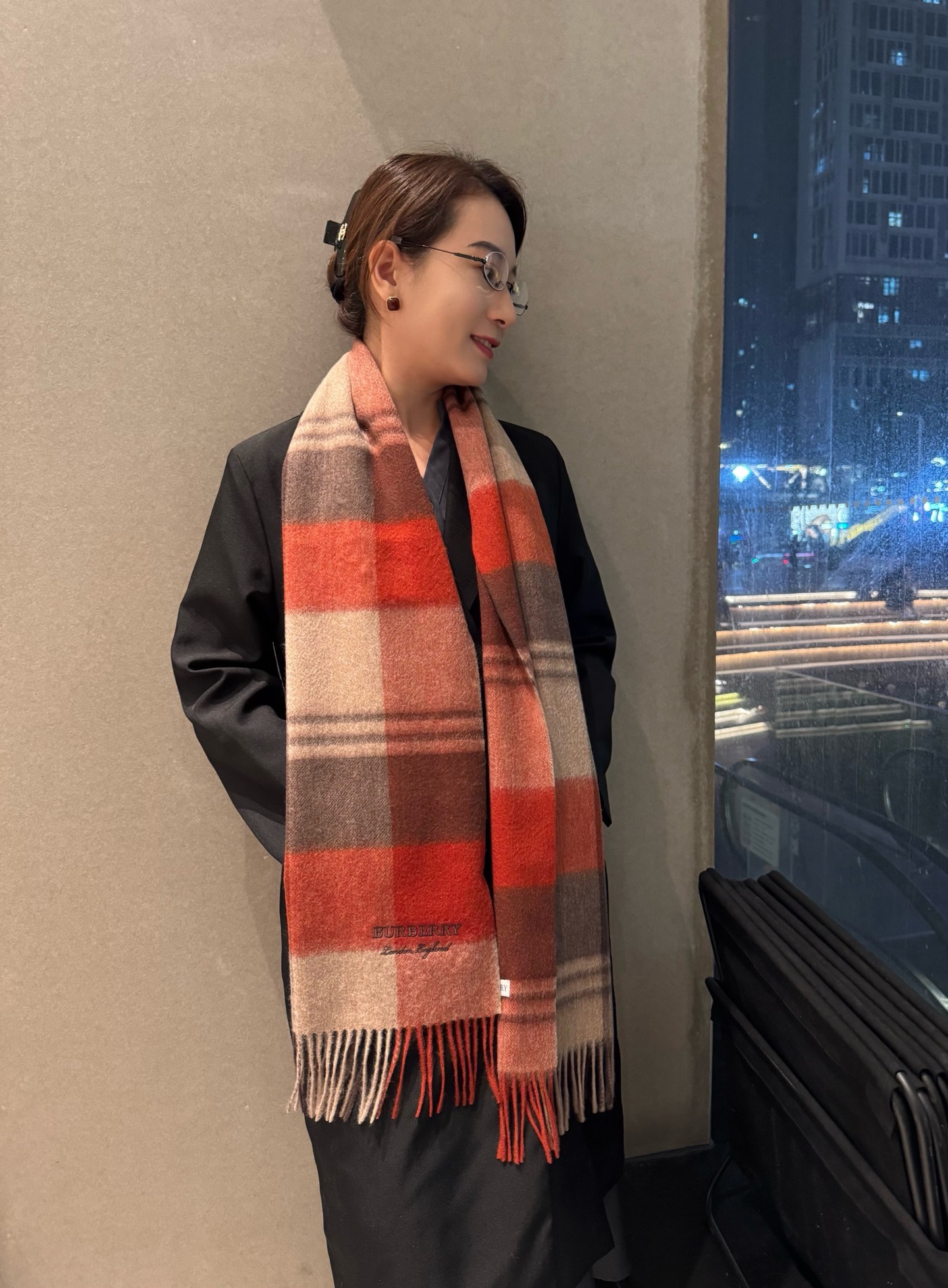 NO:642422,Burberry · Burberry cashmere scarf is crazy beautiful, so stylish and charming, a very elegant and fashionable autumn and winter item!  I really like it, it’s a very classic couple design. It feels really great on the upper body and looks great no matter how you wear it!  !  This style is really worth buying with your eyes closed, and it can be easily worn by any age group!  !  !  30*180cm high version scarf, high version scarf, burberry, burberry19860909Burberry · 巴宝莉羊绒围巾好看的要疯掉了,太有型太有魅力了非常斯文时尚的秋冬单品！真的很喜欢,非常Classical的情侣设计.手感真的绝了上身效果真的随便怎么围都好看！！这种款式真的闭着眼买,任何年龄层都轻松驾驭！！！30*180cm高版本围巾,高版本围巾,burberry,burberry,scarf