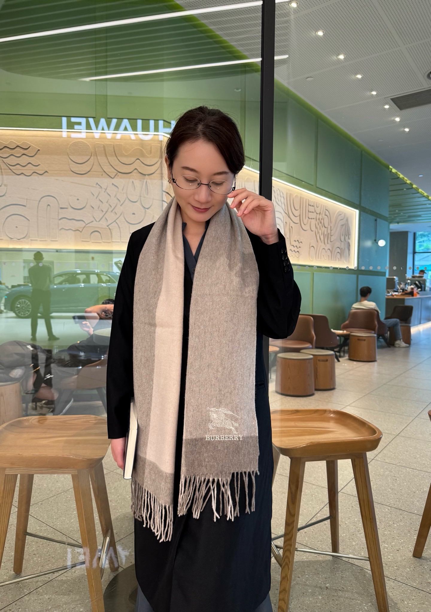 NO:642440,Burberry · Burberry cashmere scarf is crazy beautiful, so stylish and charming, a very elegant and fashionable autumn and winter item!  I really like it, the very classic couple design feels really great on the upper body and looks great no matter how you wear it!  !  This style is really worth buying with your eyes closed, and it can be easily worn by any age group!  !  !  30*200cm high version scarf, high version scarf, burberry, burberry19860909Burberry · 巴宝莉羊绒围巾好看的要疯掉了,太有型太有魅力了非常斯文时尚的秋冬单品！真的很喜欢,非常Classical的情侣设计手感真的绝了上身效果真的随便怎么围都好看！！这种款式真的闭着眼买,任何年龄层都轻松驾驭！！！30*200cm高版本围巾,高版本围巾,burberry,burberry,scarf