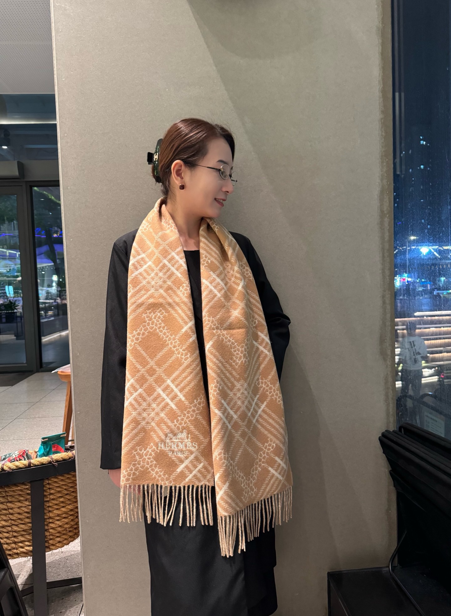 NO:642443,Hermes · Hermès double-sided jacquard scarf is crazy beautiful, so stylish and charming, a very elegant and fashionable autumn and winter item!  I really like it. It’s a very classic cashmere design for couples. It feels really great on the upper body and looks good on any waist!  !  This style is really worth buying with your eyes closed, and it can be easily worn by any age group!  !  !  30*180cm high version scarf, high version scarf, hermes, hermes19860909Hermes ·爱马仕双面提花围巾好看的要疯掉了,太有型太有魅力了非常斯文时尚的秋冬单品！真的很喜欢,非常Classical的情侣款设计羊绒,手感真的绝了上身效果真的随便怎么围都好看！！这种款式真的闭着眼买,任何年龄层都轻松驾驭！！！30*180cm高版本围巾,高版本围巾,hermes,hermes,scarf