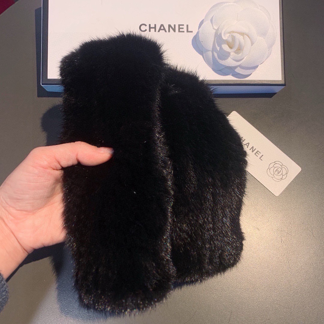 Chanel 香奈儿2025秋冬水貂毛露指半截手套👍女神集美们必备单品，值得对比。。同款不同品质，秒杀市