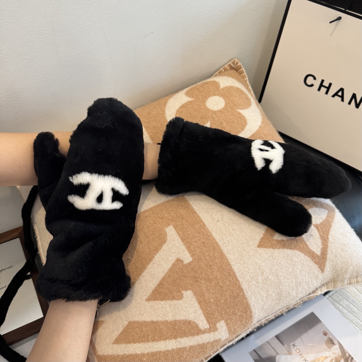 （带子可以拆下）Chanel 香奈儿2025秋冬羊毛长款羊皮手套👍手机触屏，值得对比。。同款不同品质，秒