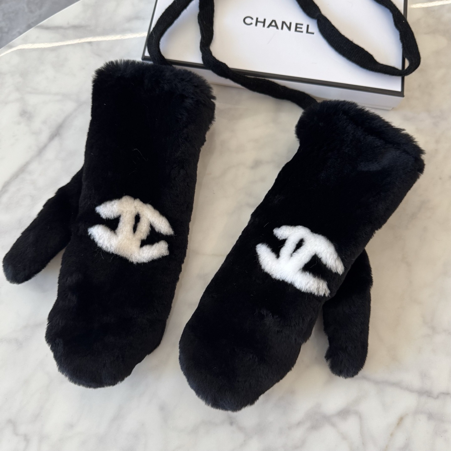 （带子可以拆下）Chanel 香奈儿2025秋冬羊毛长款羊皮手套👍手机触屏，值得对比。。同款不同品质，秒