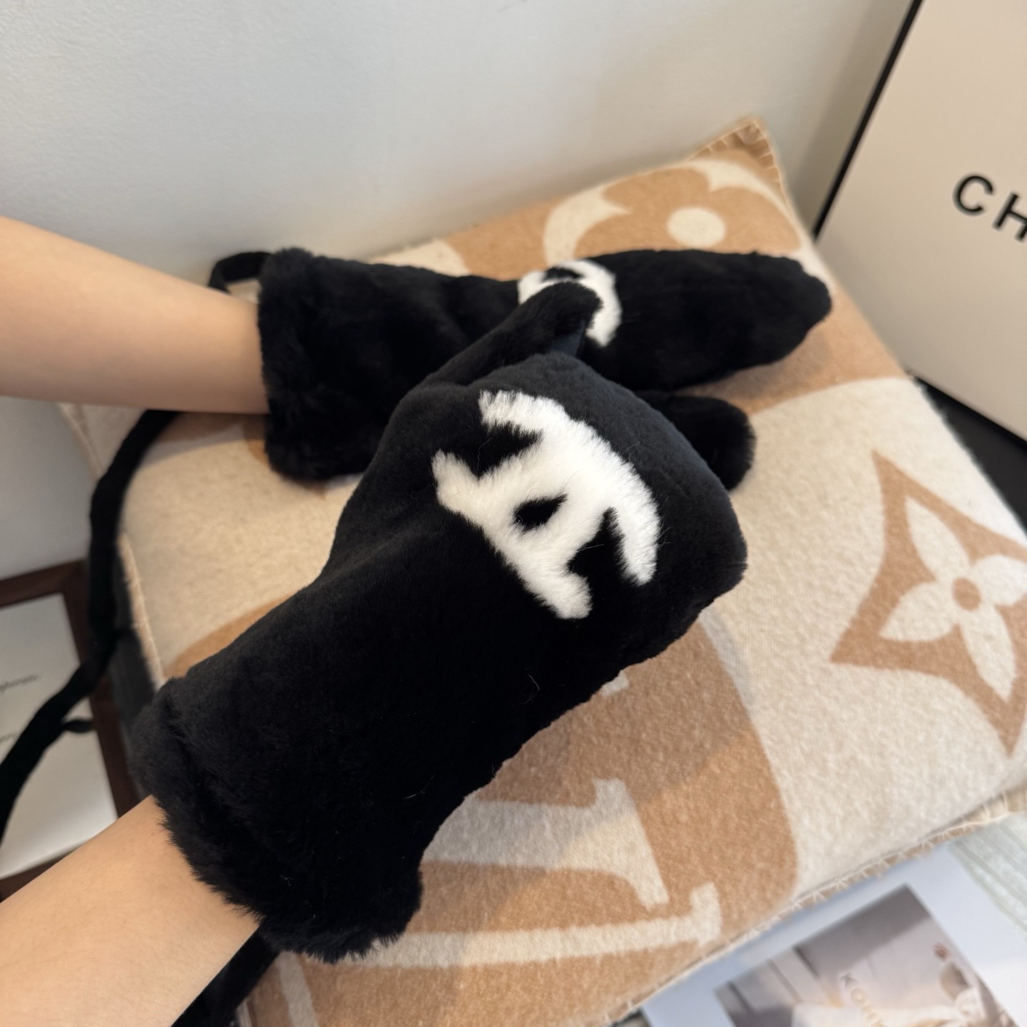 （带子可以拆下）Chanel 香奈儿2025秋冬羊毛长款羊皮手套👍手机触屏，值得对比。。同款不同品质，秒