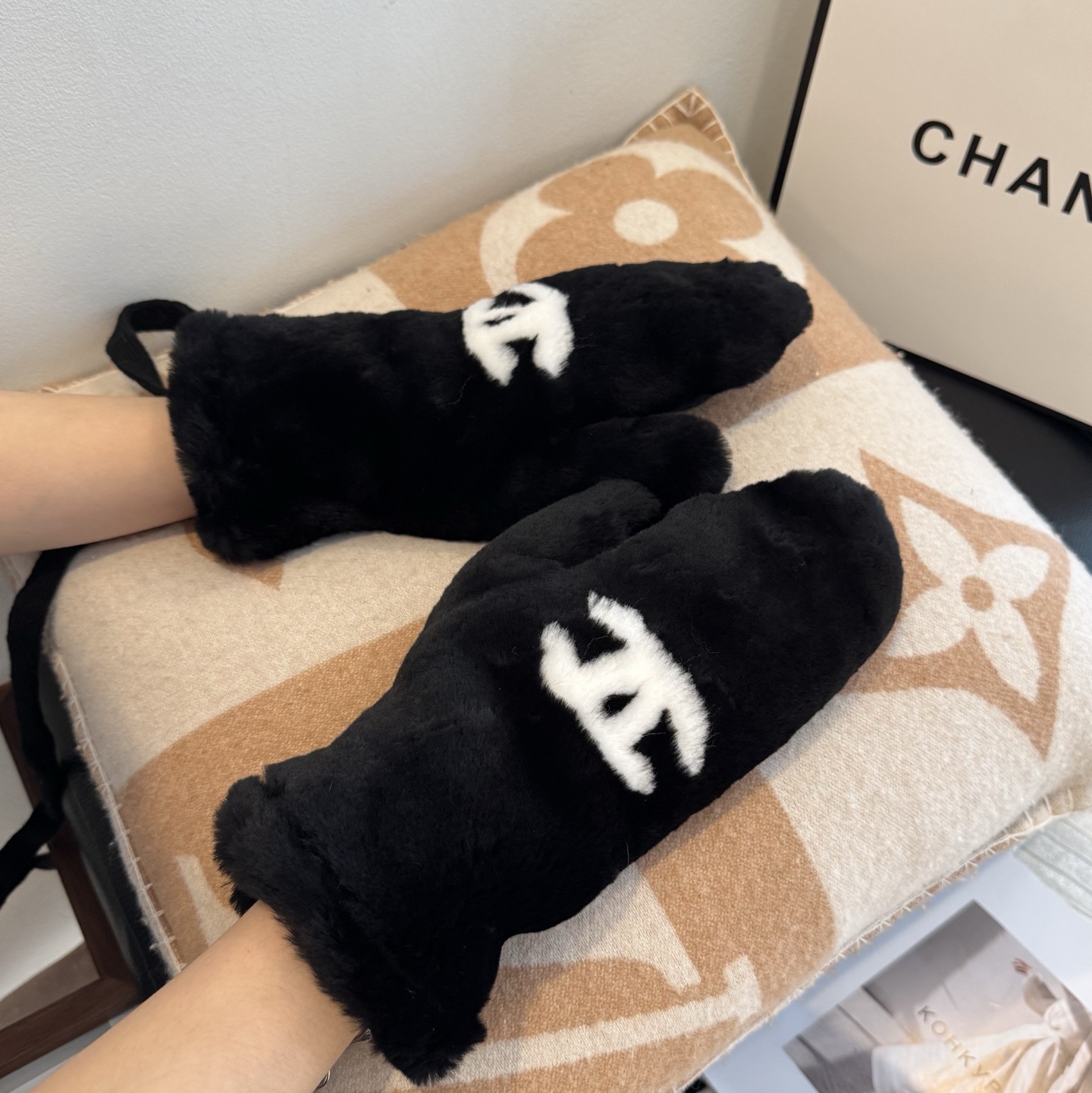 （带子可以拆下）Chanel 香奈儿2025秋冬羊毛长款羊皮手套👍手机触屏，值得对比。。同款不同品质，秒