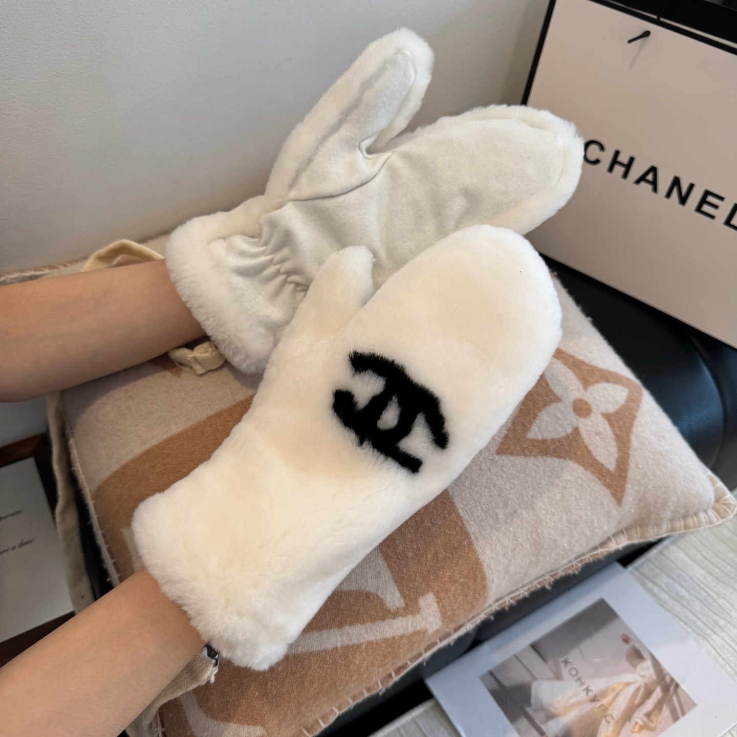 （带子可以拆下）Chanel 香奈儿2025秋冬羊毛长款羊皮手套👍手机触屏，值得对比。。同款不同品质，秒